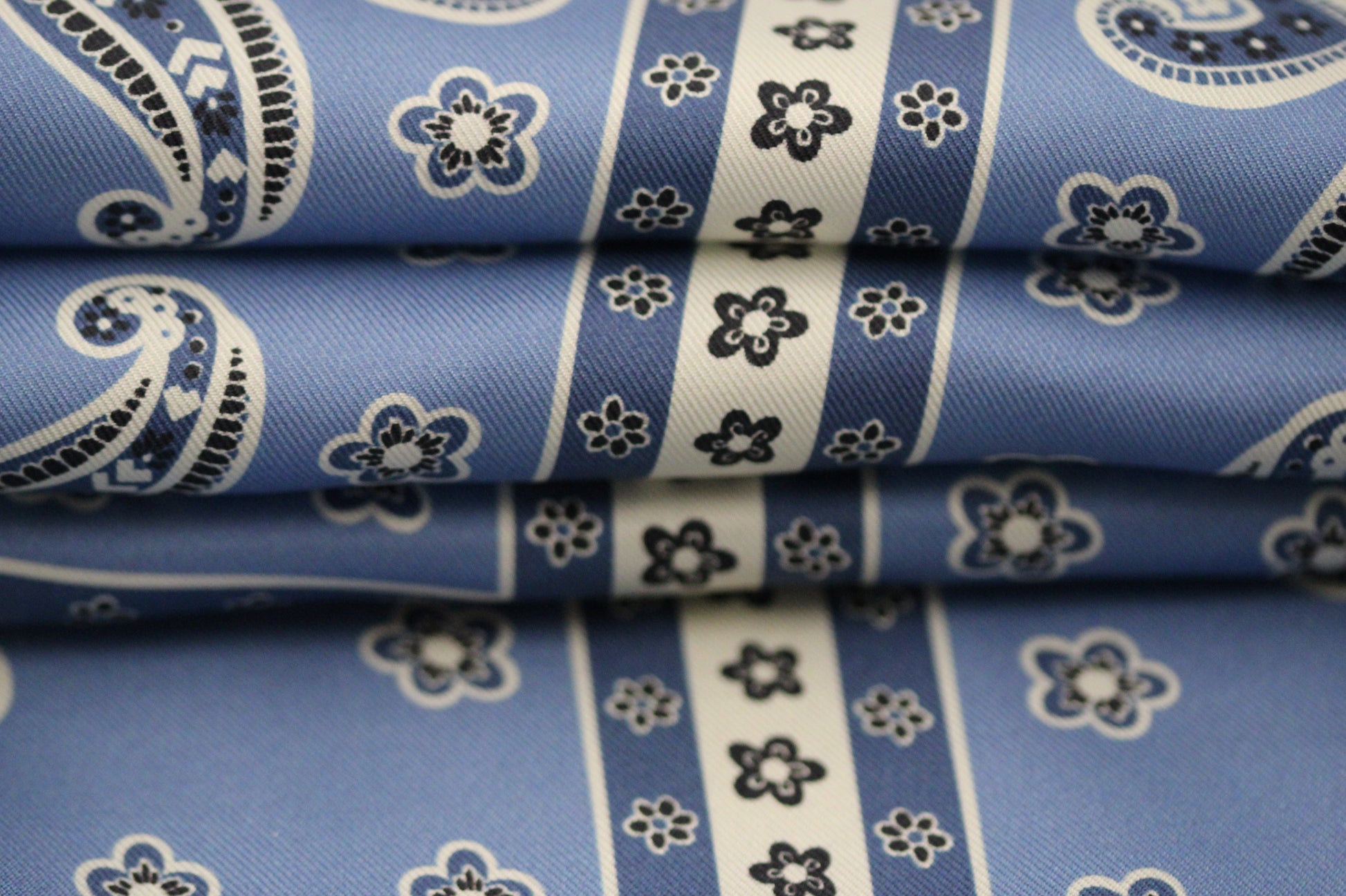 Tissu twill de soie - imprimé cachemire - carré - ton bleu et blanc - photo 2/5 | So Tissus