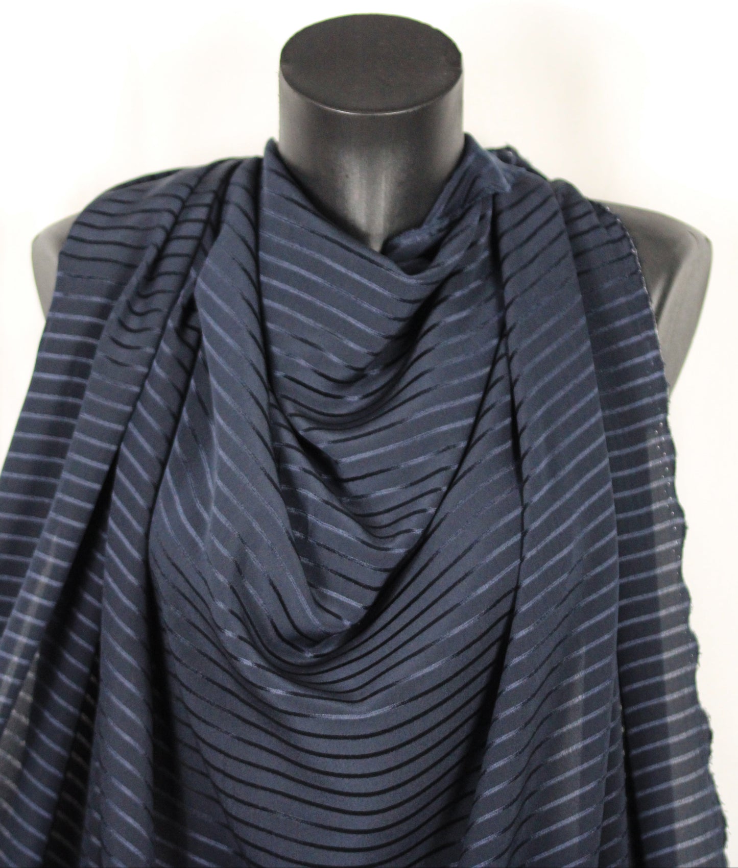 Tissu crêpe de soie - à rayures satiné - bleu marine - photo 4/4 | So Tissus