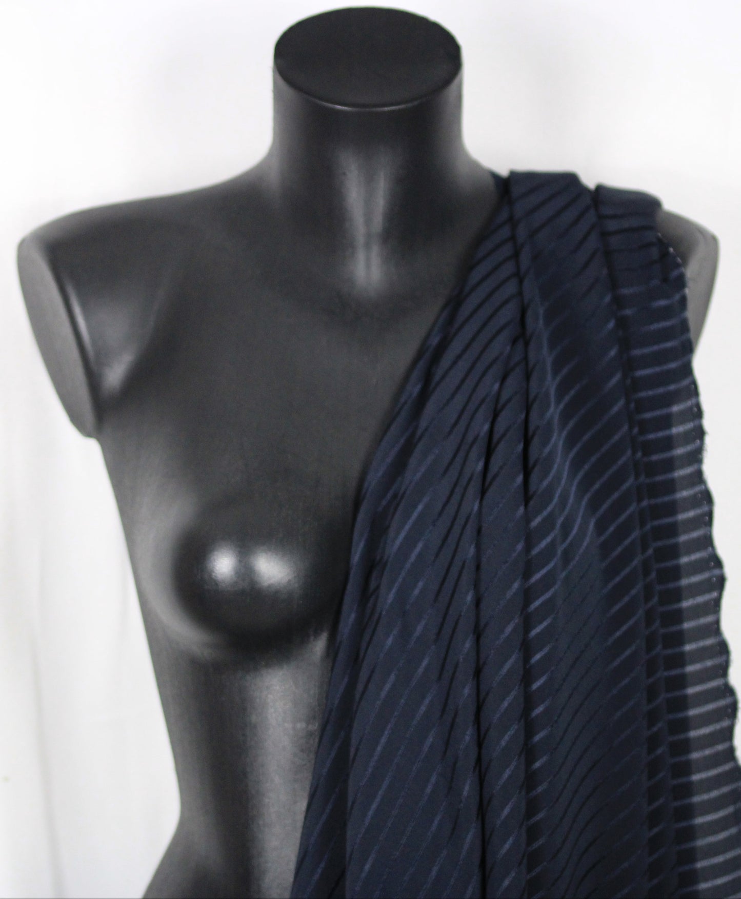 Tissu crêpe de soie - à rayures satiné - bleu marine - photo 3/4 | So Tissus