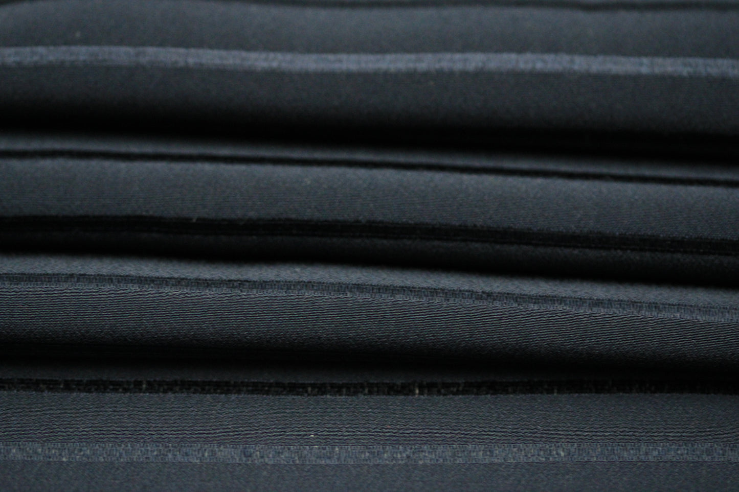 Tissu crêpe de soie - à rayures satiné - bleu marine - photo 2/4 | So Tissus