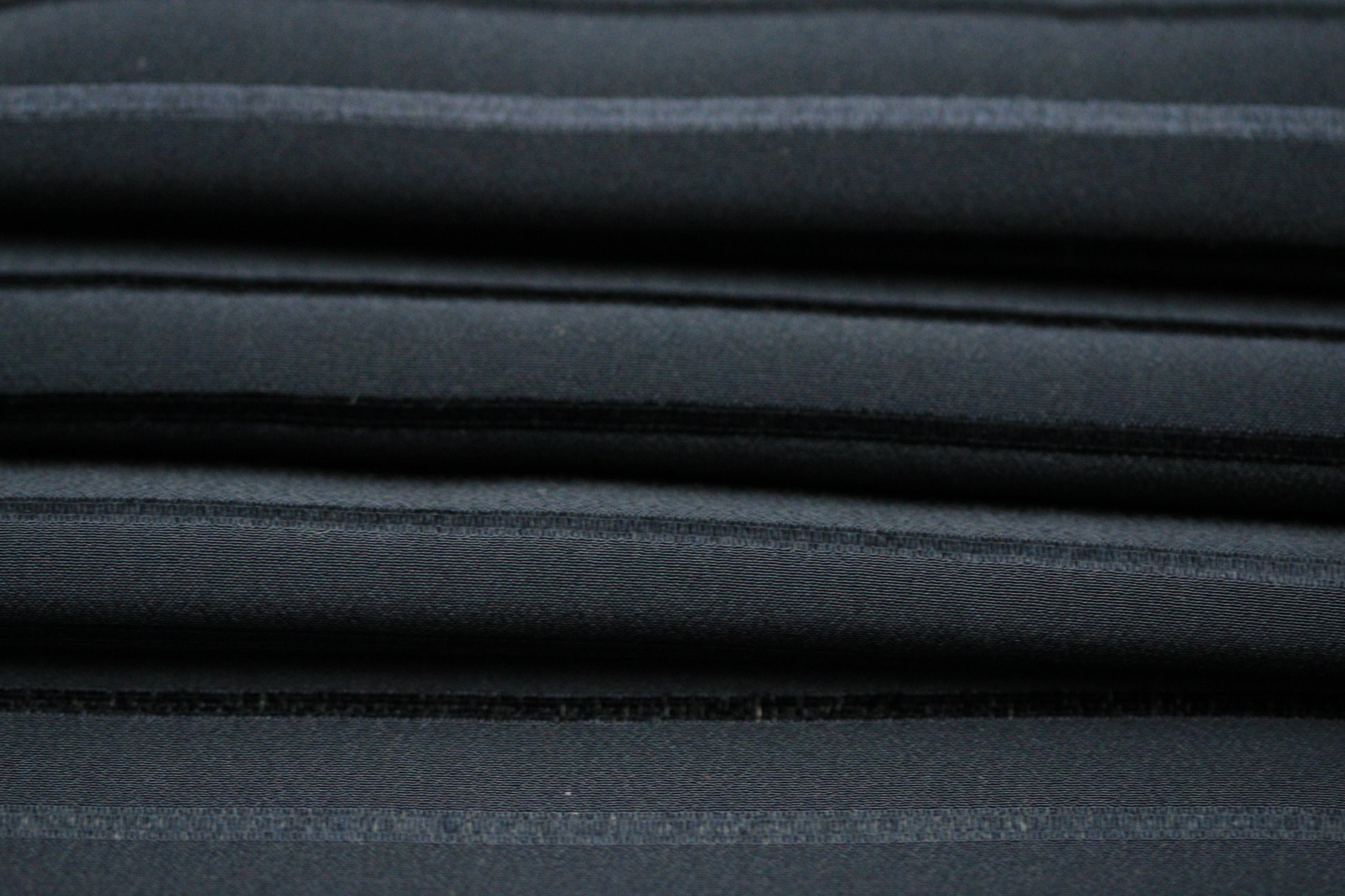 Tissu crêpe de soie - à rayures satiné - bleu marine - photo 2/4 | So Tissus