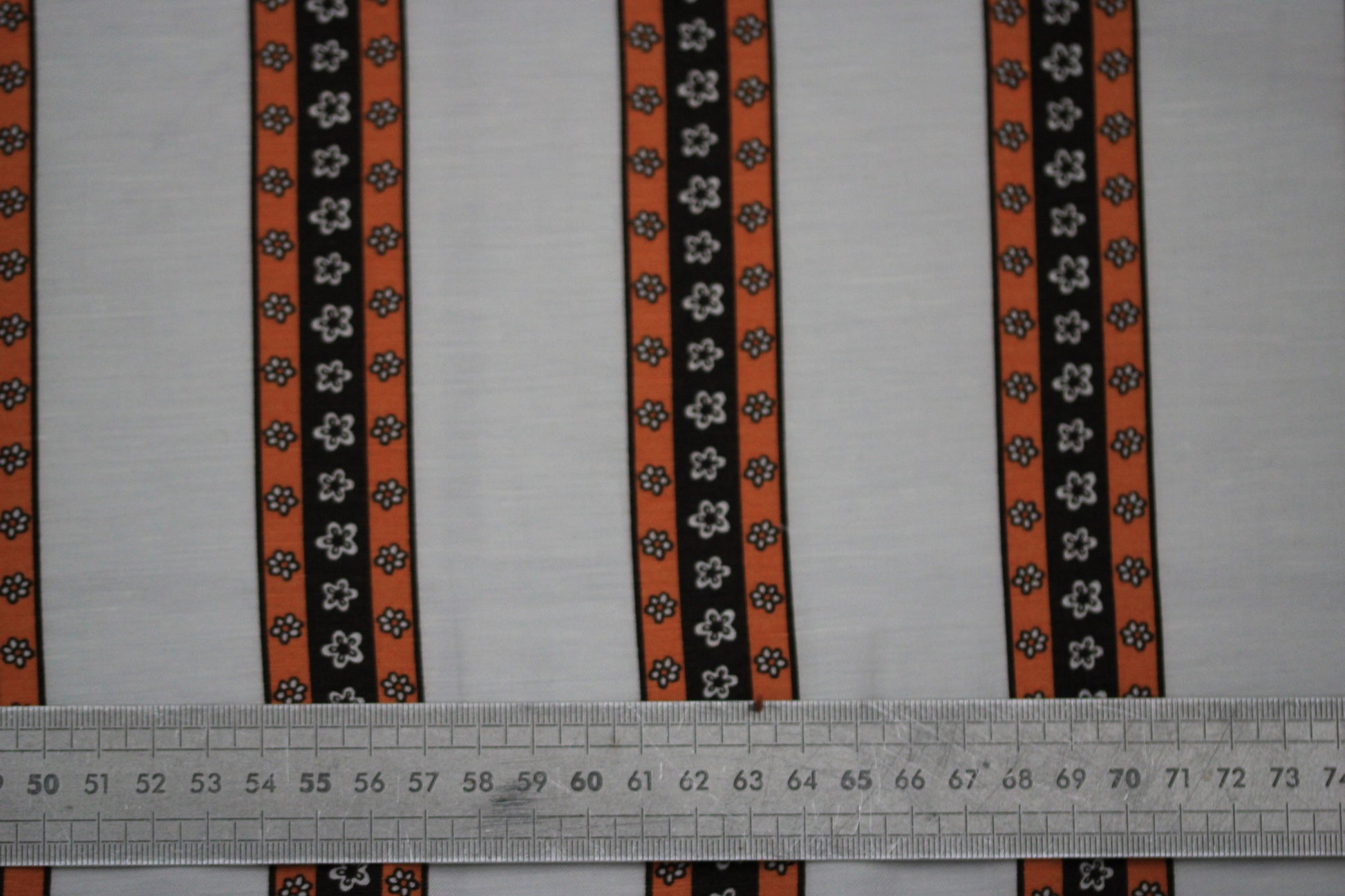 Tissu viscose - à rayures fleuri - blanc, marron et orangé - photo 5/5 | So Tissus
