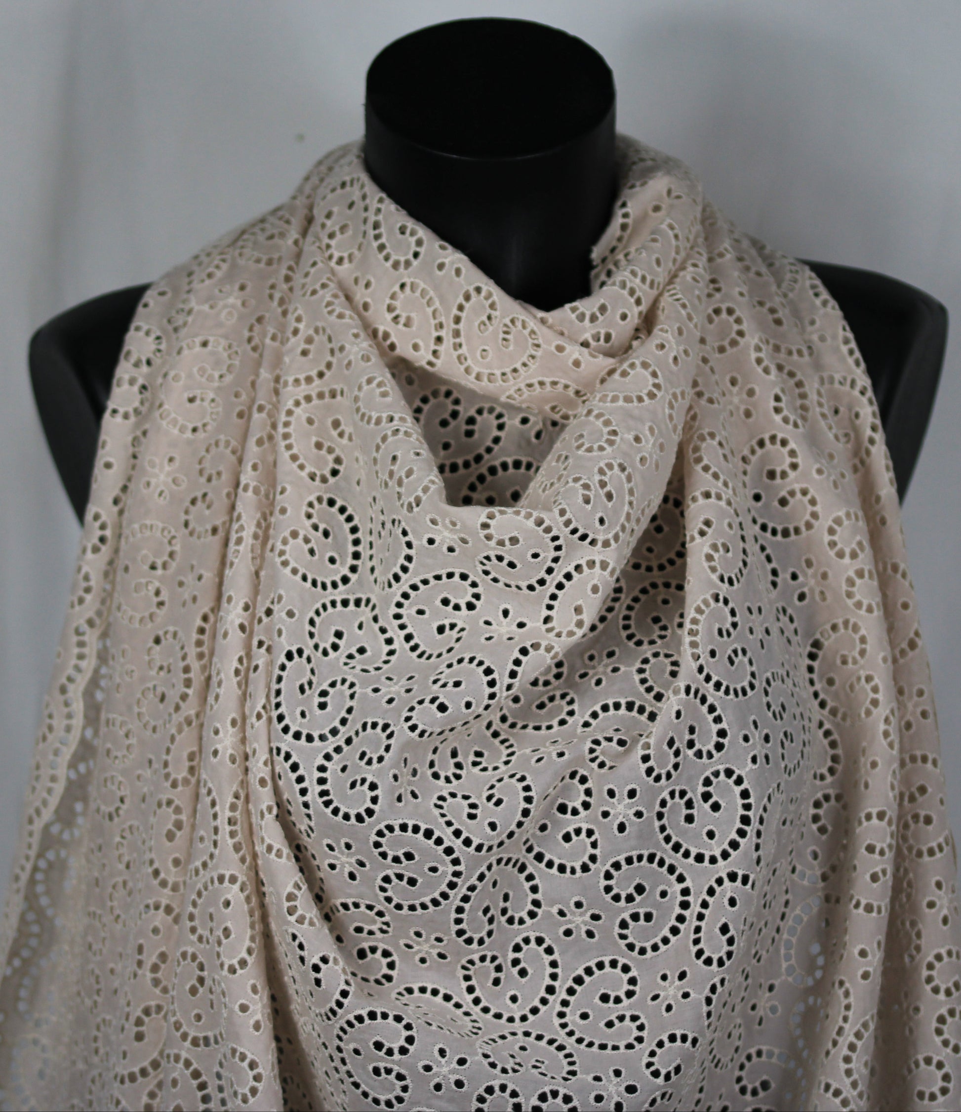 Tissu broderie anglaise - motif coeur - beige et blanc - photo 3/4 | So Tissus