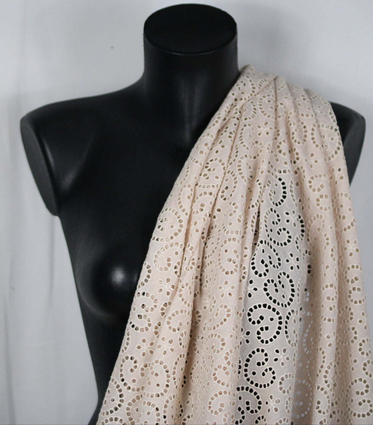 Tissu broderie anglaise - motif coeur - beige et blanc - photo 4/4 | So Tissus