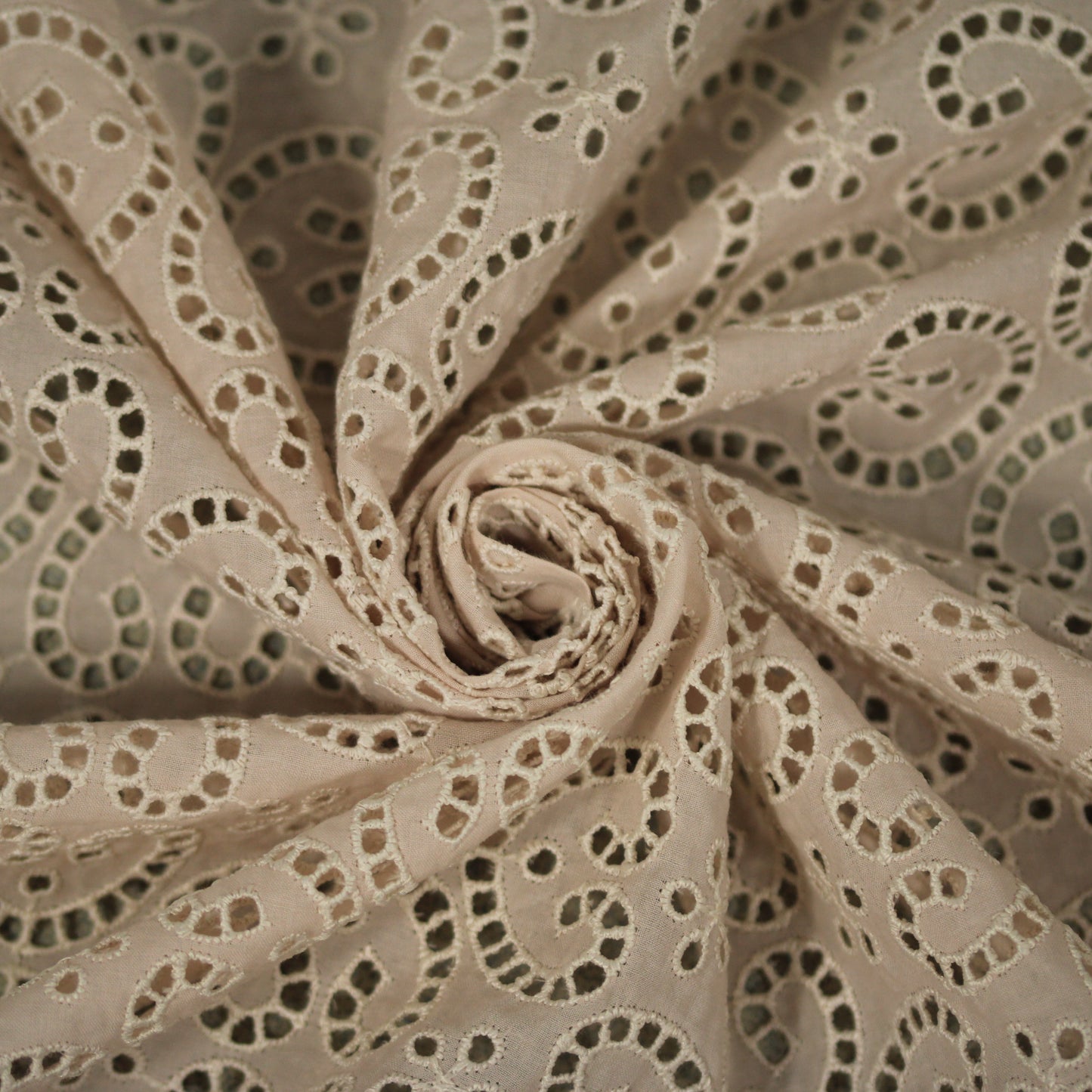Tissu broderie anglaise - motif coeur - beige et blanc - photo 1/4 | So Tissus