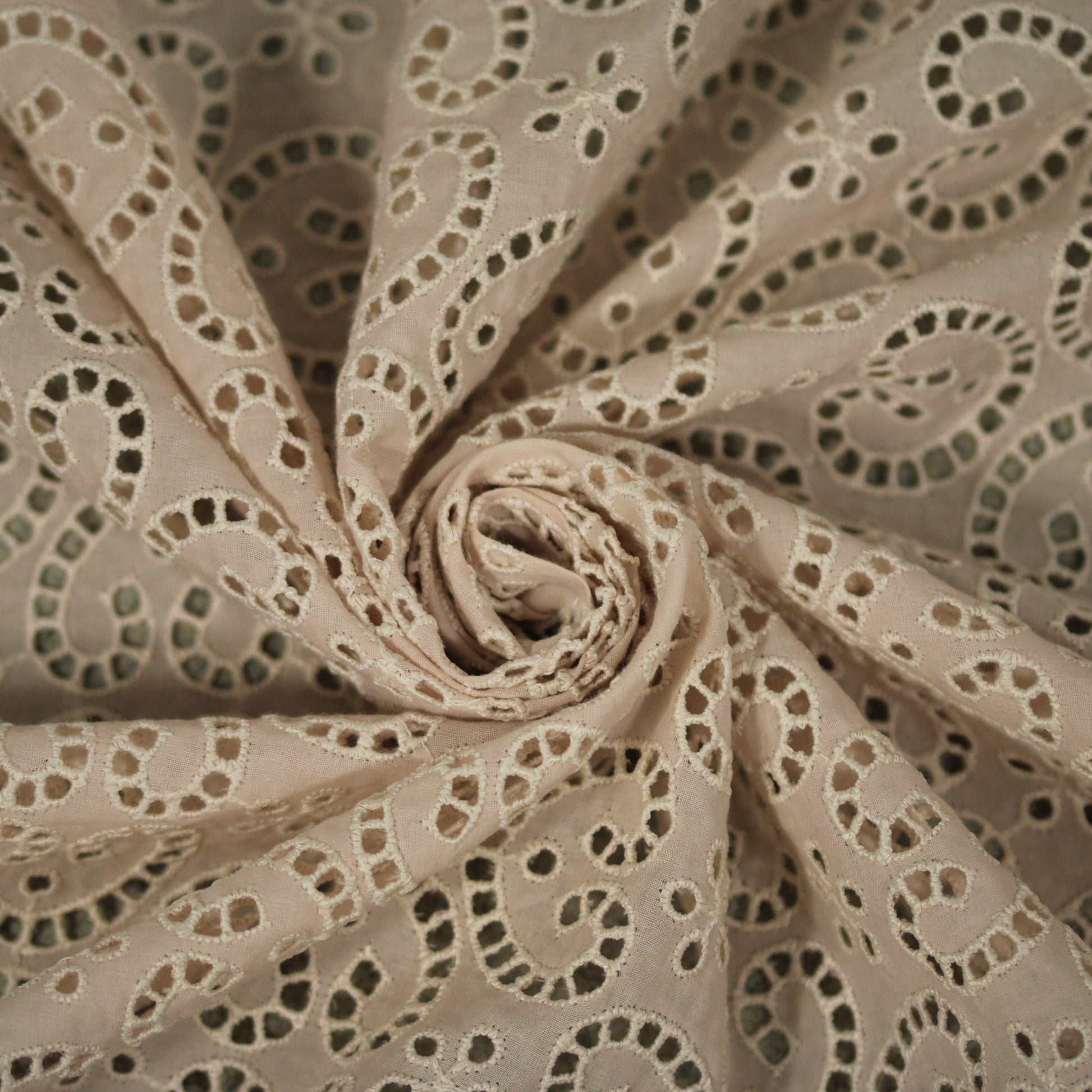 Tissu broderie anglaise - motif coeur - beige et blanc - photo 1/4 | So Tissus