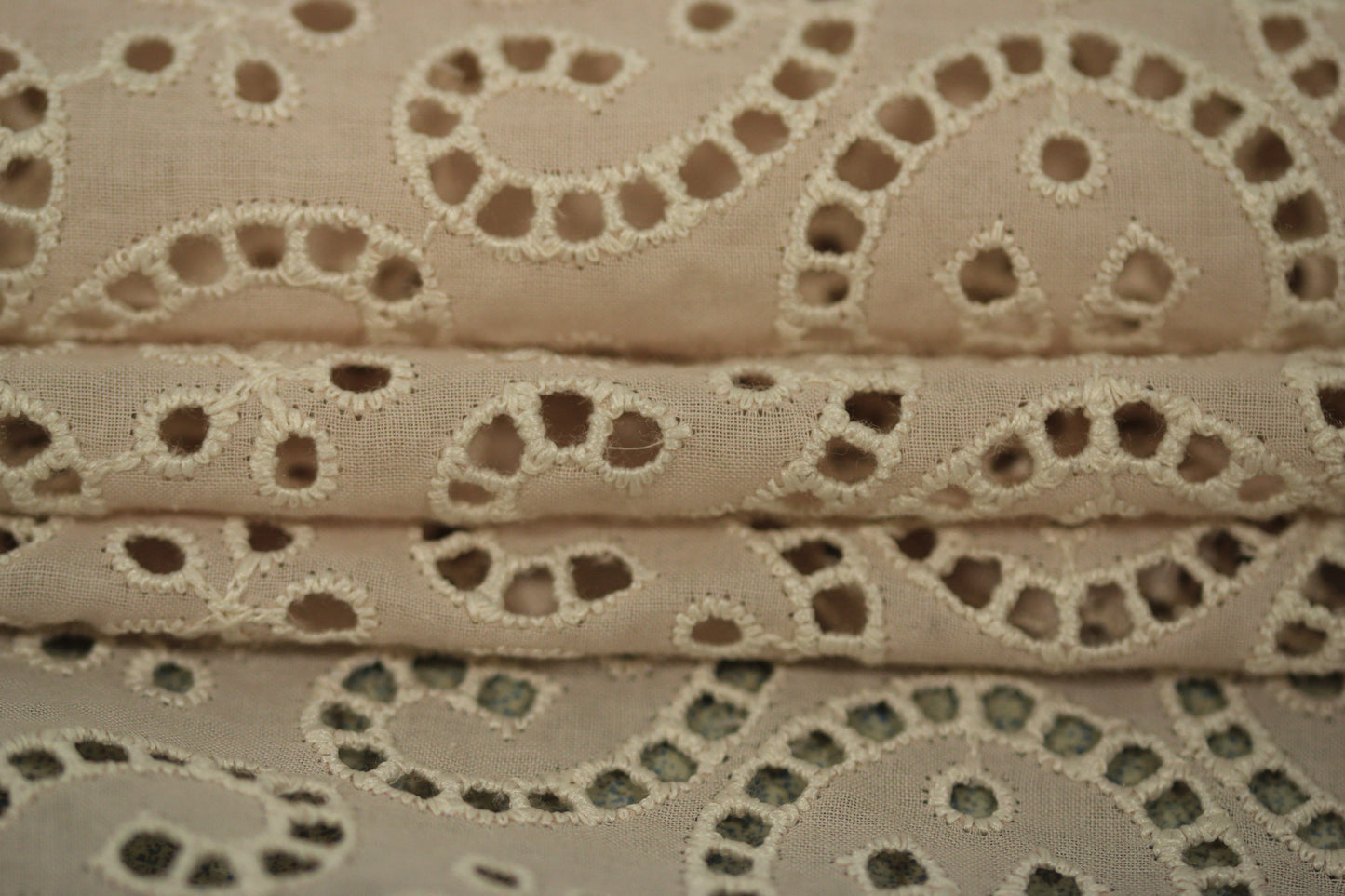 Tissu broderie anglaise - motif coeur - beige et blanc - photo 2/4 | So Tissus