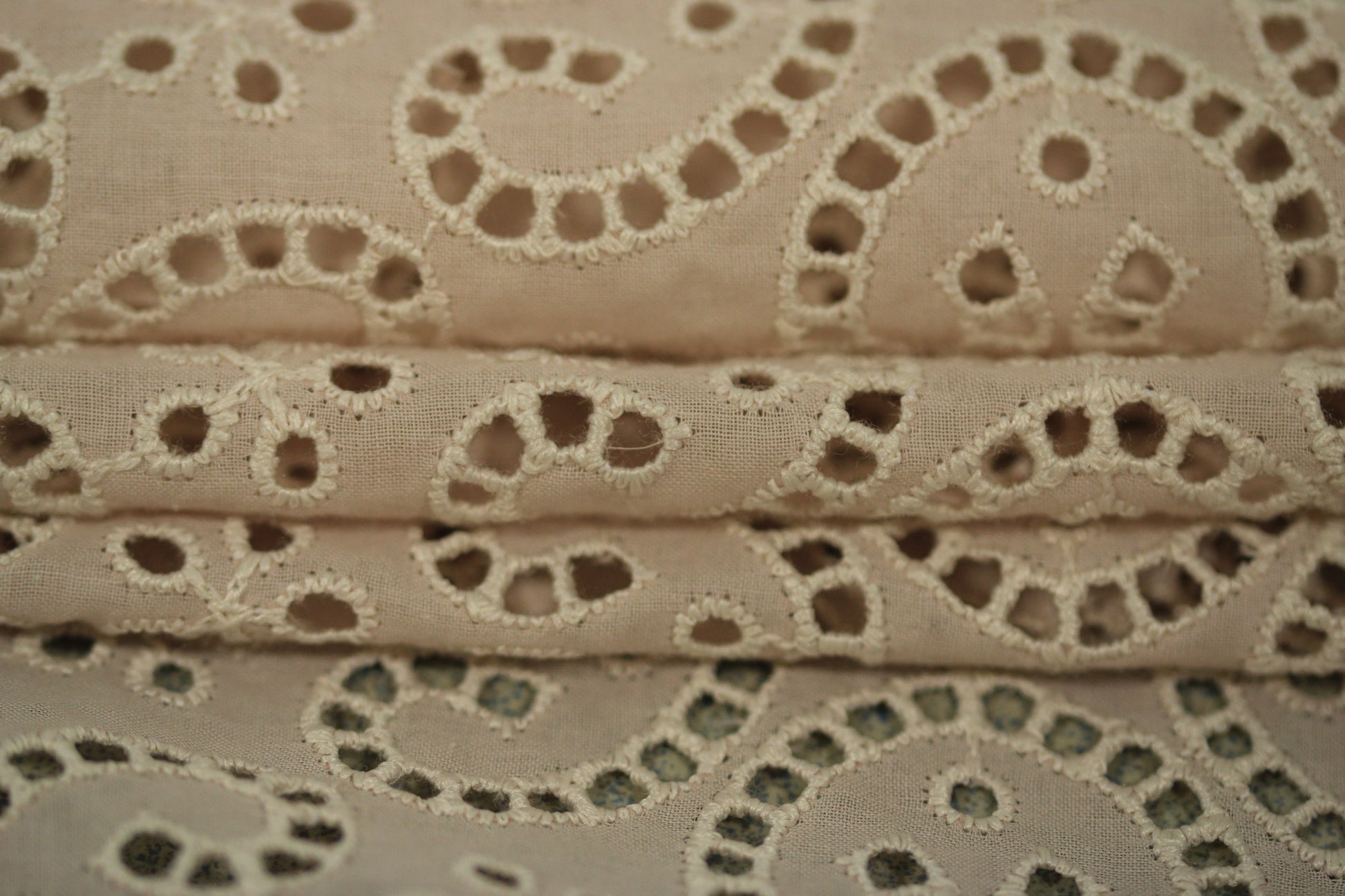 Tissu broderie anglaise - motif coeur - beige et blanc - photo 2/4 | So Tissus