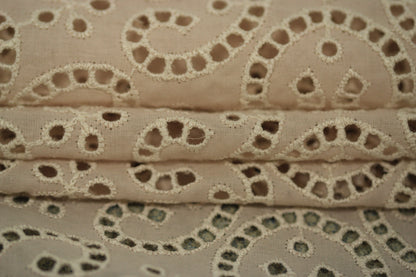 Tissu broderie anglaise - motif coeur - beige et blanc - photo 2/4 | So Tissus