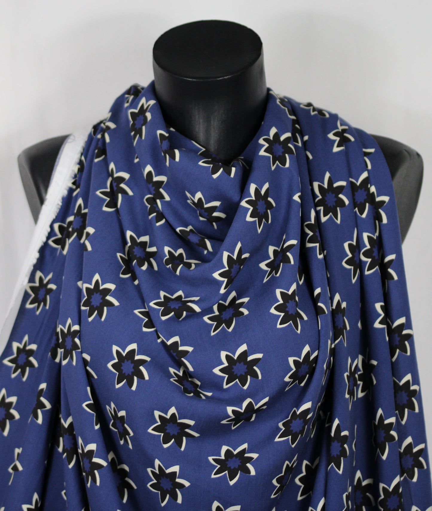 Tissu viscose - imprimé fleur étoilé - ton bleu marine - photo 4/5 | So Tissus