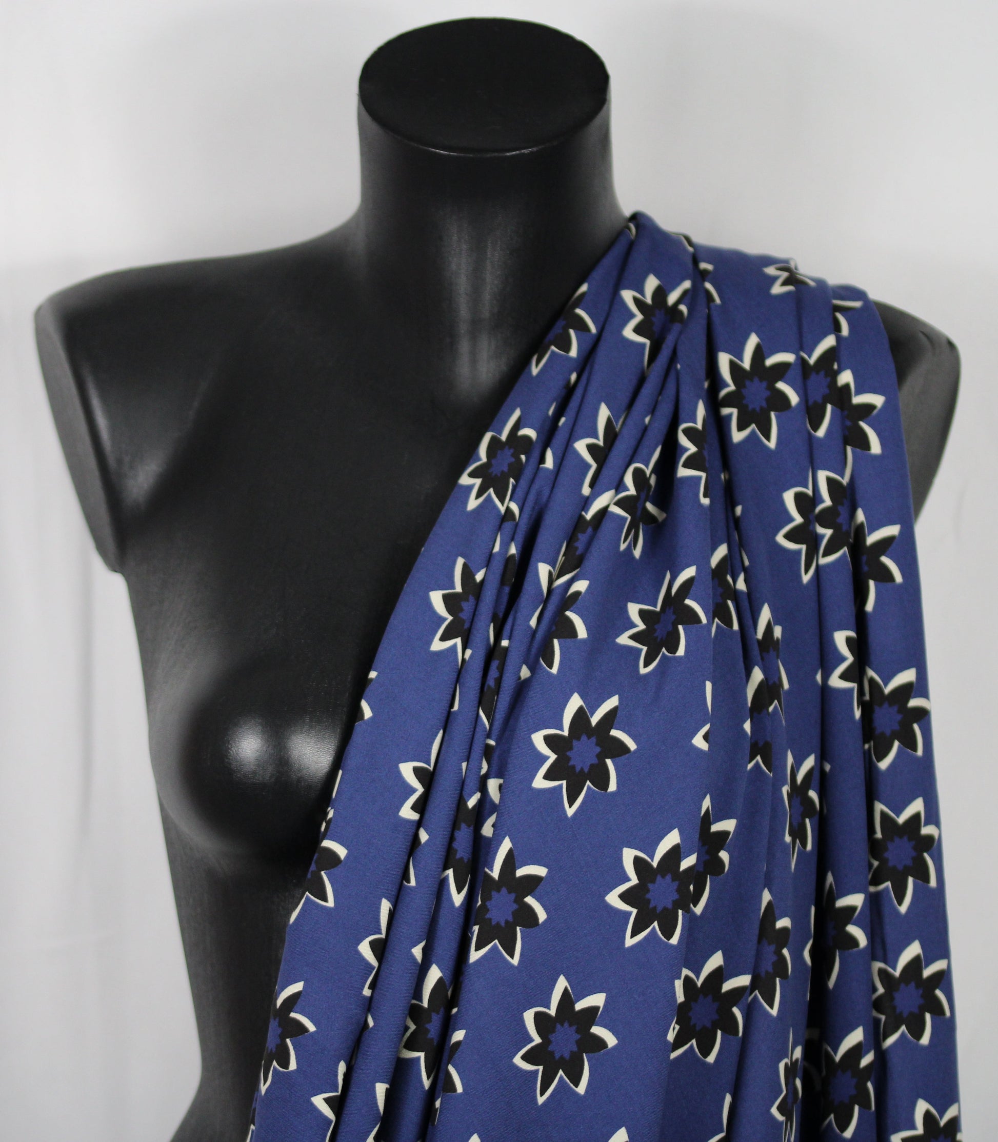 Tissu viscose - imprimé fleur étoilé - ton bleu marine - photo 3/5 | So Tissus