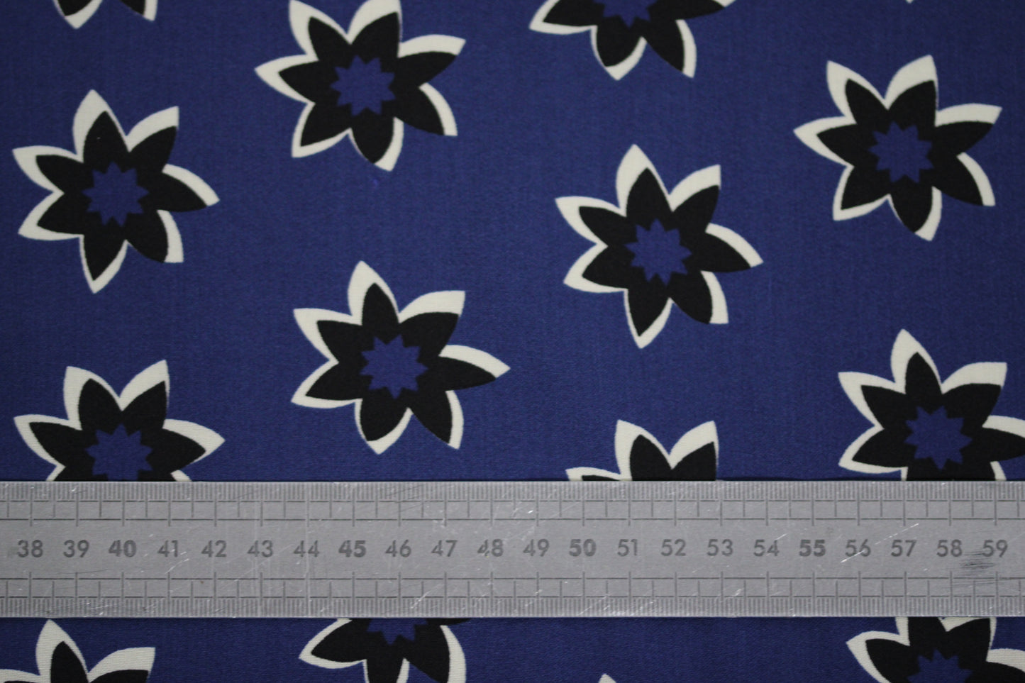 Tissu viscose - imprimé fleur étoilé - ton bleu marine - photo 5/5 | So Tissus