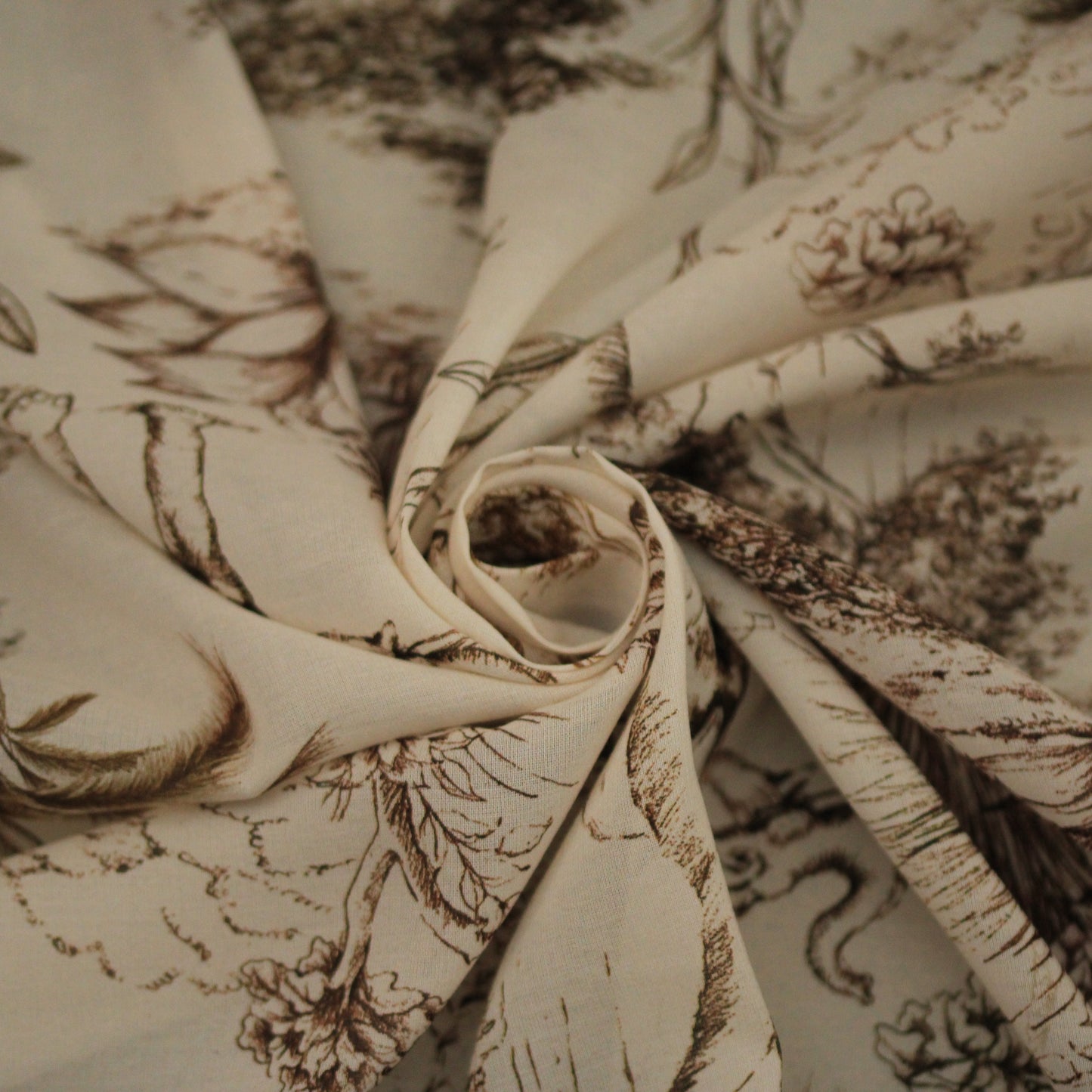 Tissu voile coton viscose - imprimé toile de jouy - écru et marron