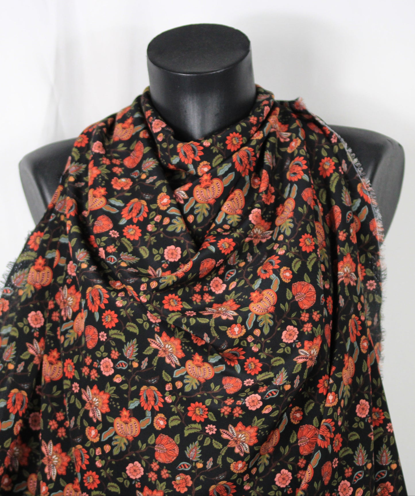 Tissu crêpe de chine 100% soie - imprimé fleuri - ton noir et rouille