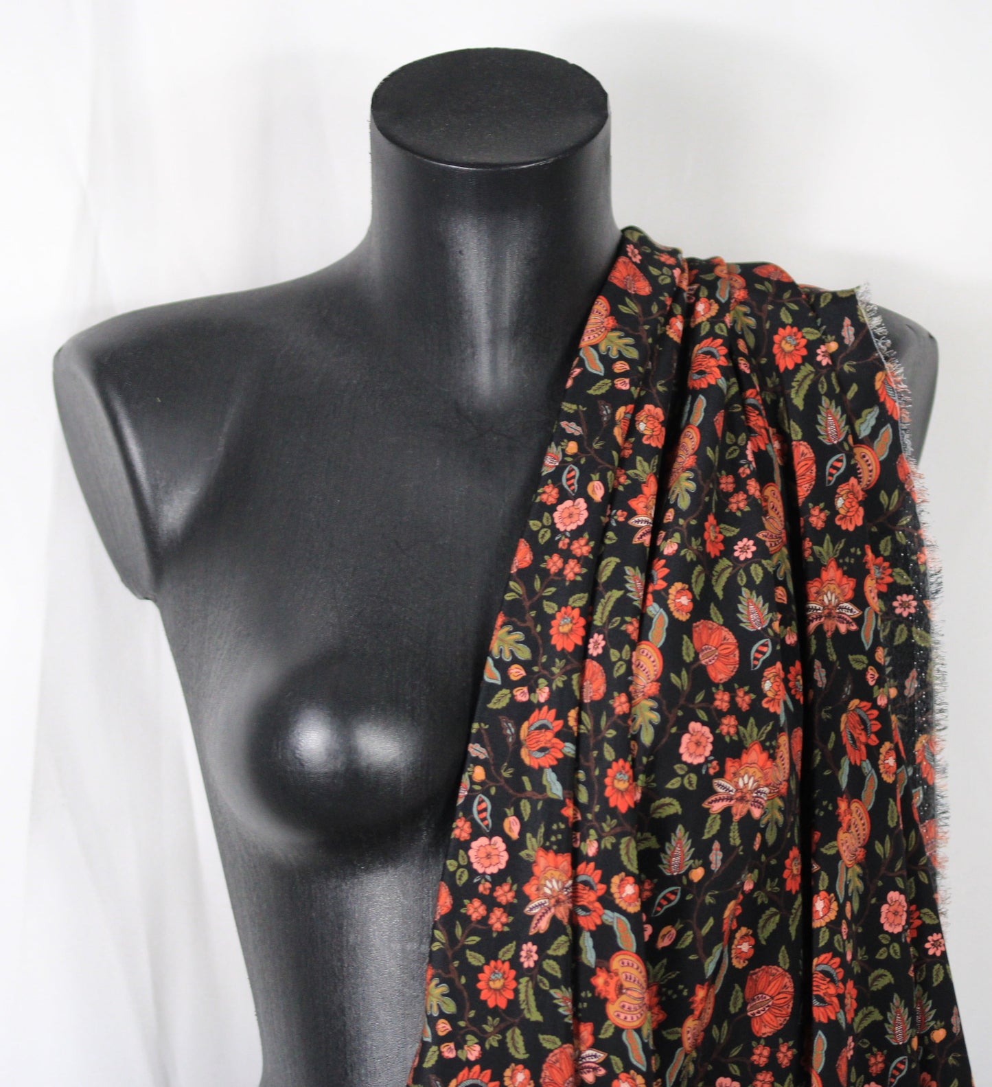 Tissu crêpe de chine 100% soie - imprimé fleuri - ton noir et rouille