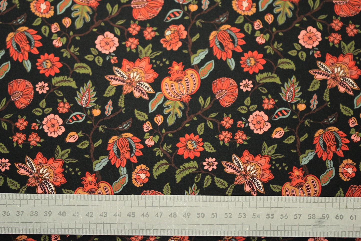 Tissu crêpe de chine 100% soie - imprimé fleuri - ton noir et rouille