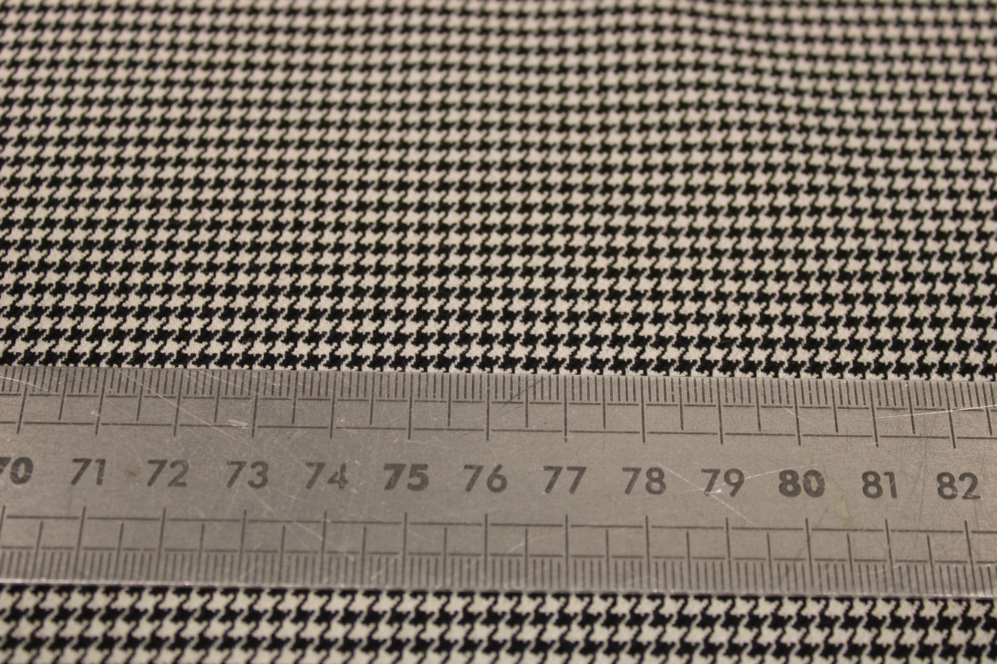 Tissu effet laine froide - pied de puce - blanc et noir - photo 5/5 | So Tissus