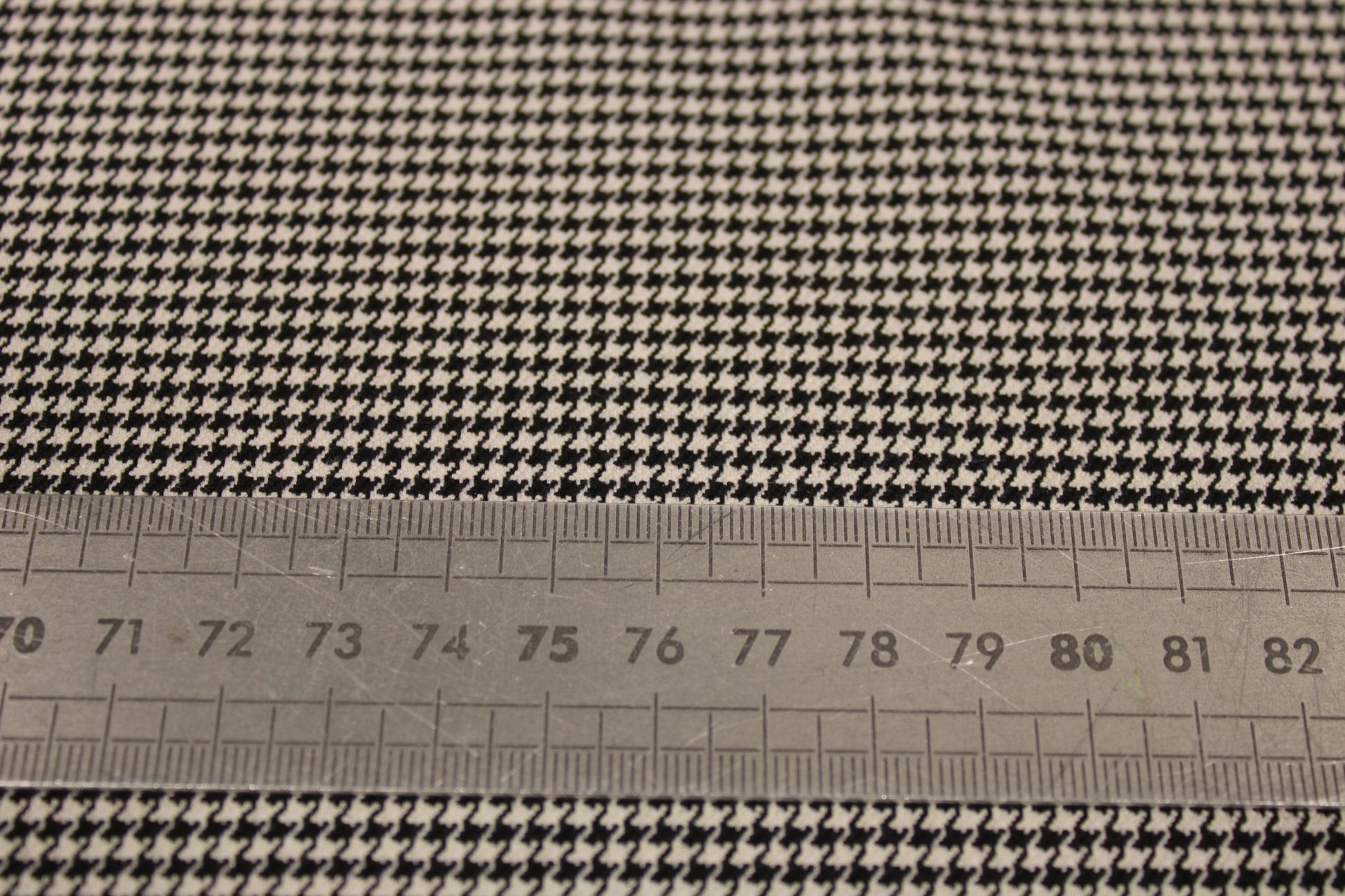 Tissu effet laine froide - pied de puce - blanc et noir - photo 5/5 | So Tissus