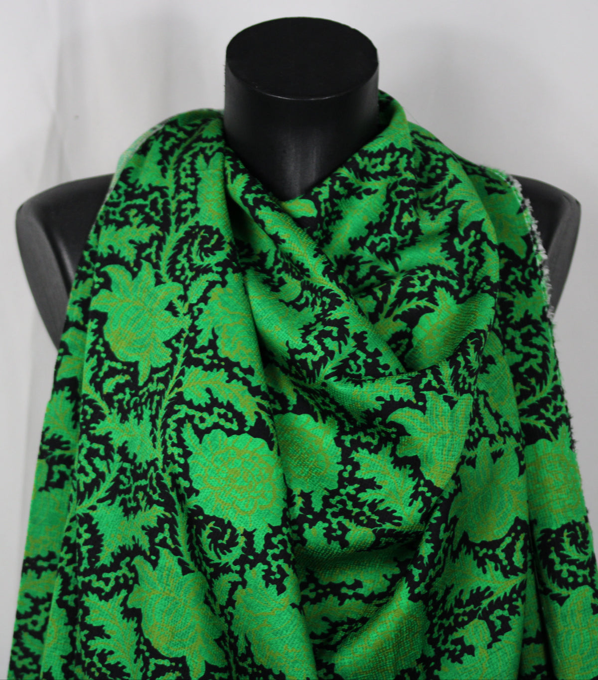 Tissu satin de viscose texturé - imprimé noir et vert