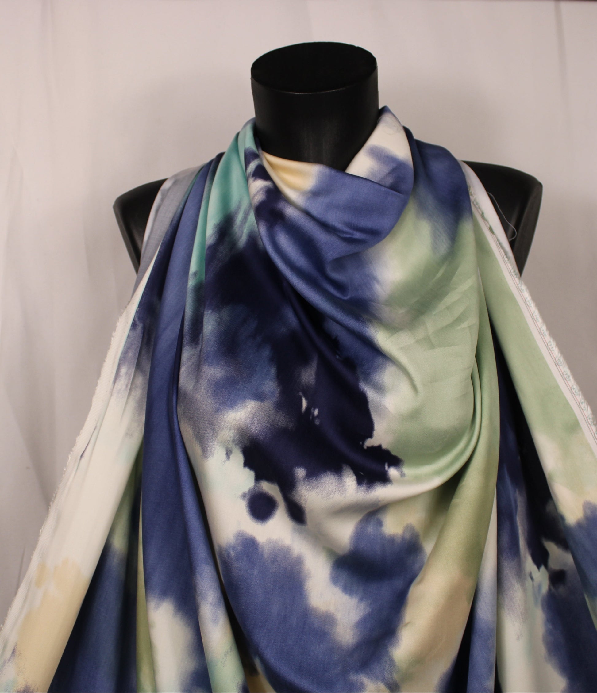 Tissu satin de viscose - imprimé tie and dye - ton vert et bleu - photo 4/5 | So Tissus