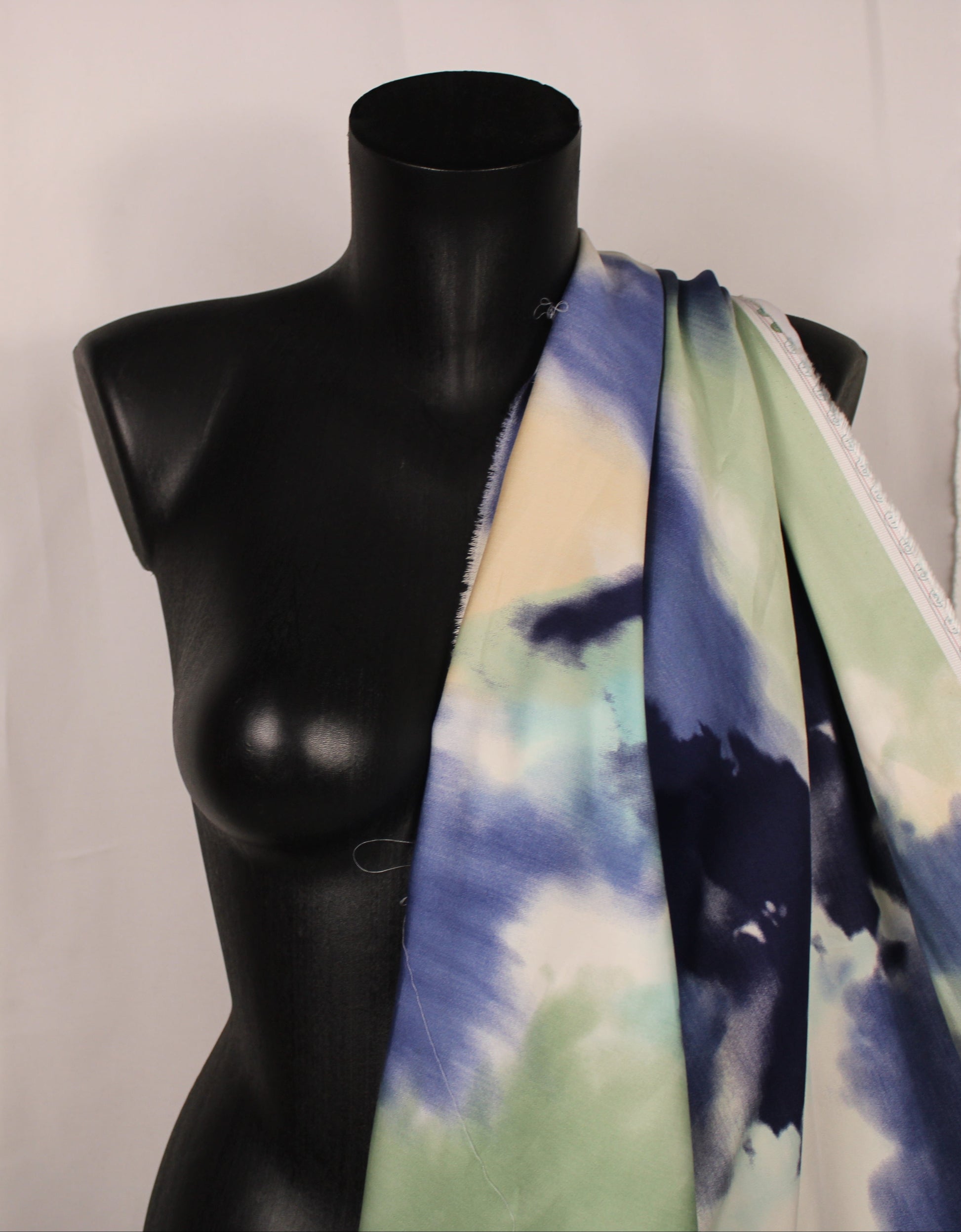 Tissu satin de viscose - imprimé tie and dye - ton vert et bleu - photo 3/5 | So Tissus