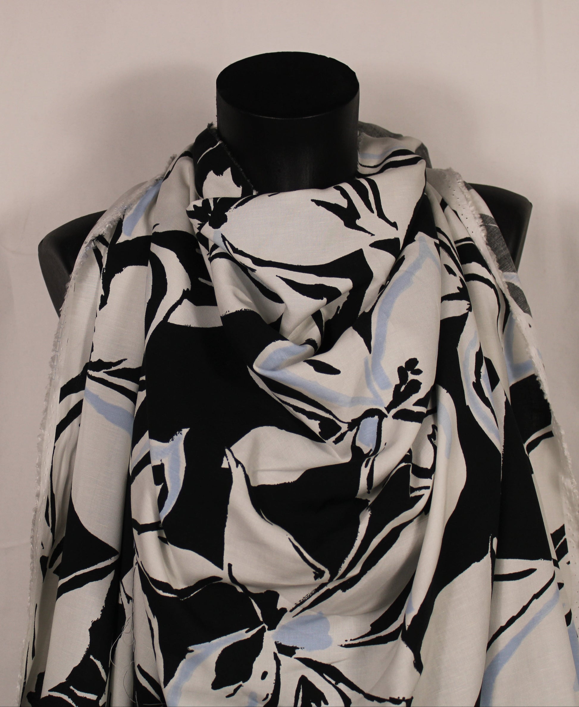 Tissu lin viscose -imprime grandes fleurs - noir, blanc et bleu ciel - photo 4/5 | So Tissus