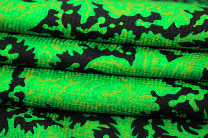 Tissu satin de viscose texturé - imprimé noir et vert