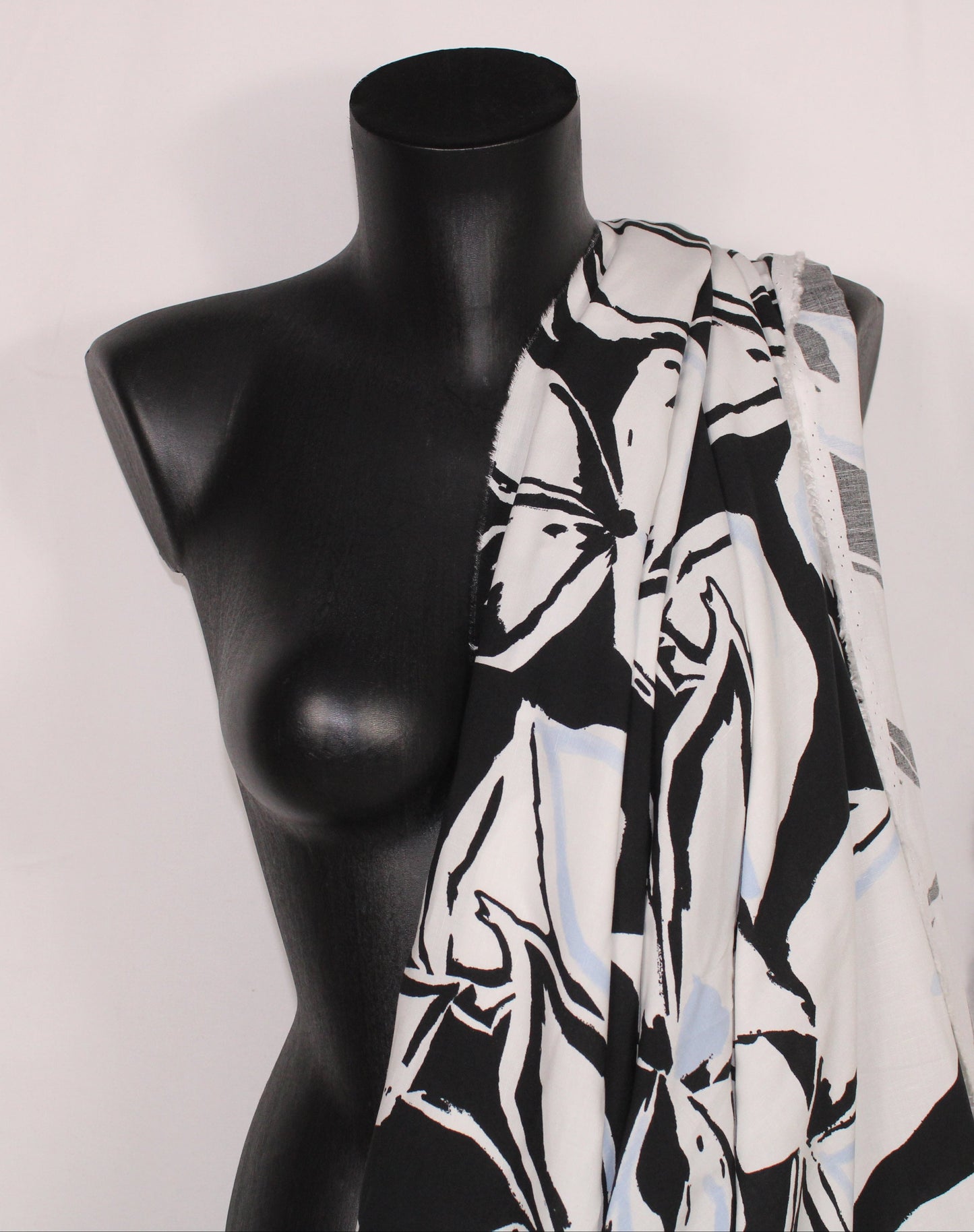 Tissu lin viscose -imprime grandes fleurs - noir, blanc et bleu ciel - photo 3/5 | So Tissus