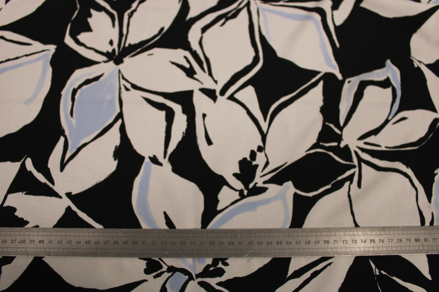 Tissu lin viscose -imprime grandes fleurs - noir, blanc et bleu ciel - photo 5/5 | So Tissus