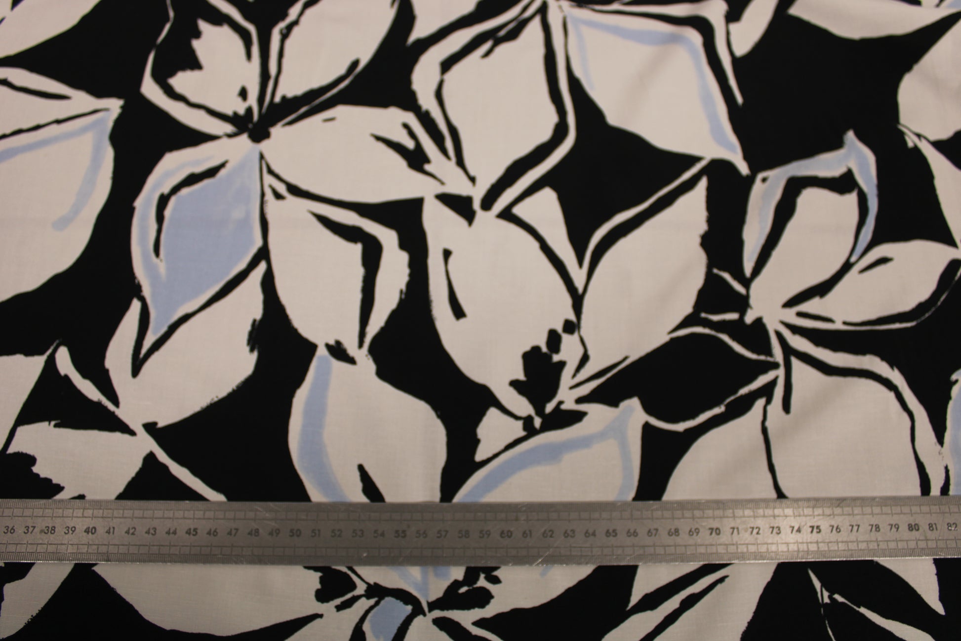 Tissu lin viscose -imprime grandes fleurs - noir, blanc et bleu ciel - photo 5/5 | So Tissus