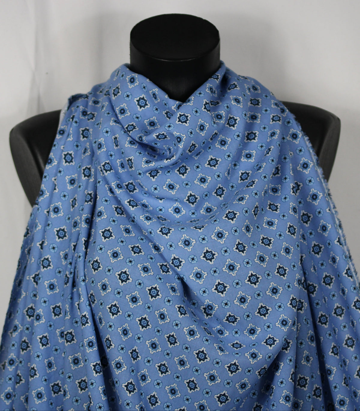 Tissu viscose - effet lin - imprimé baroque - ton bleu ciel