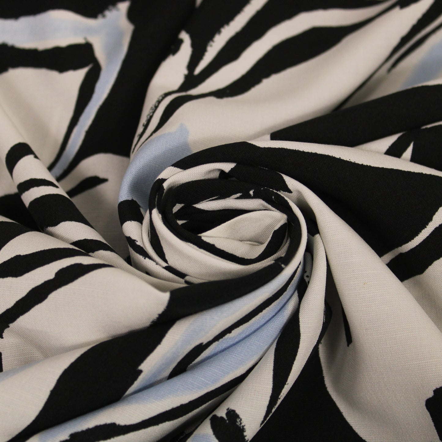 Tissu lin viscose -imprime grandes fleurs - noir, blanc et bleu ciel - photo 1/5 | So Tissus