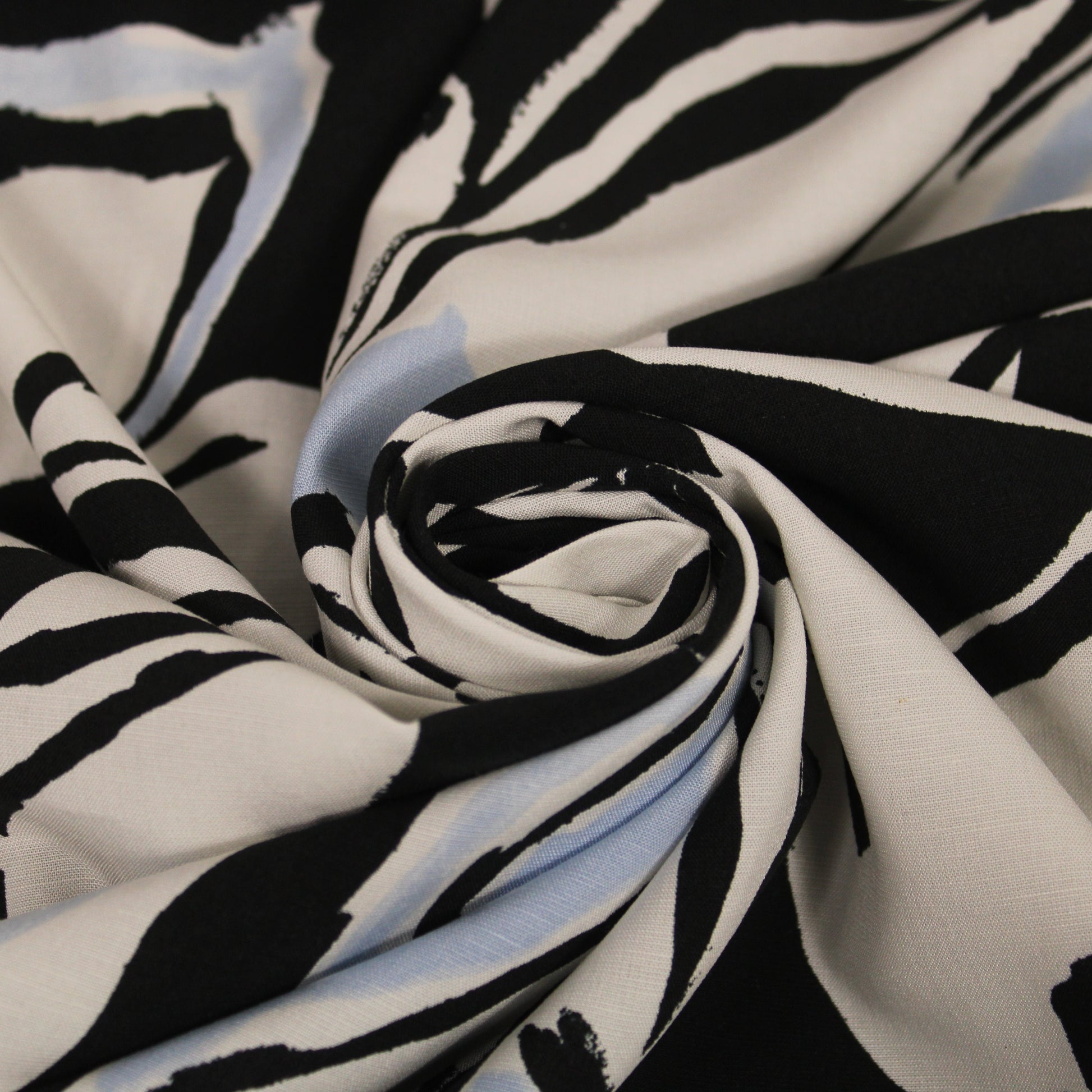Tissu lin viscose -imprime grandes fleurs - noir, blanc et bleu ciel - photo 1/5 | So Tissus