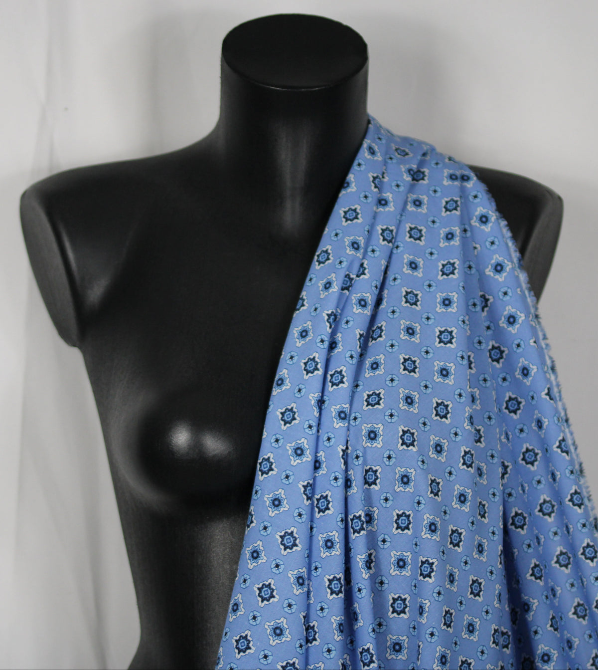 Tissu viscose - effet lin - imprimé baroque - ton bleu ciel
