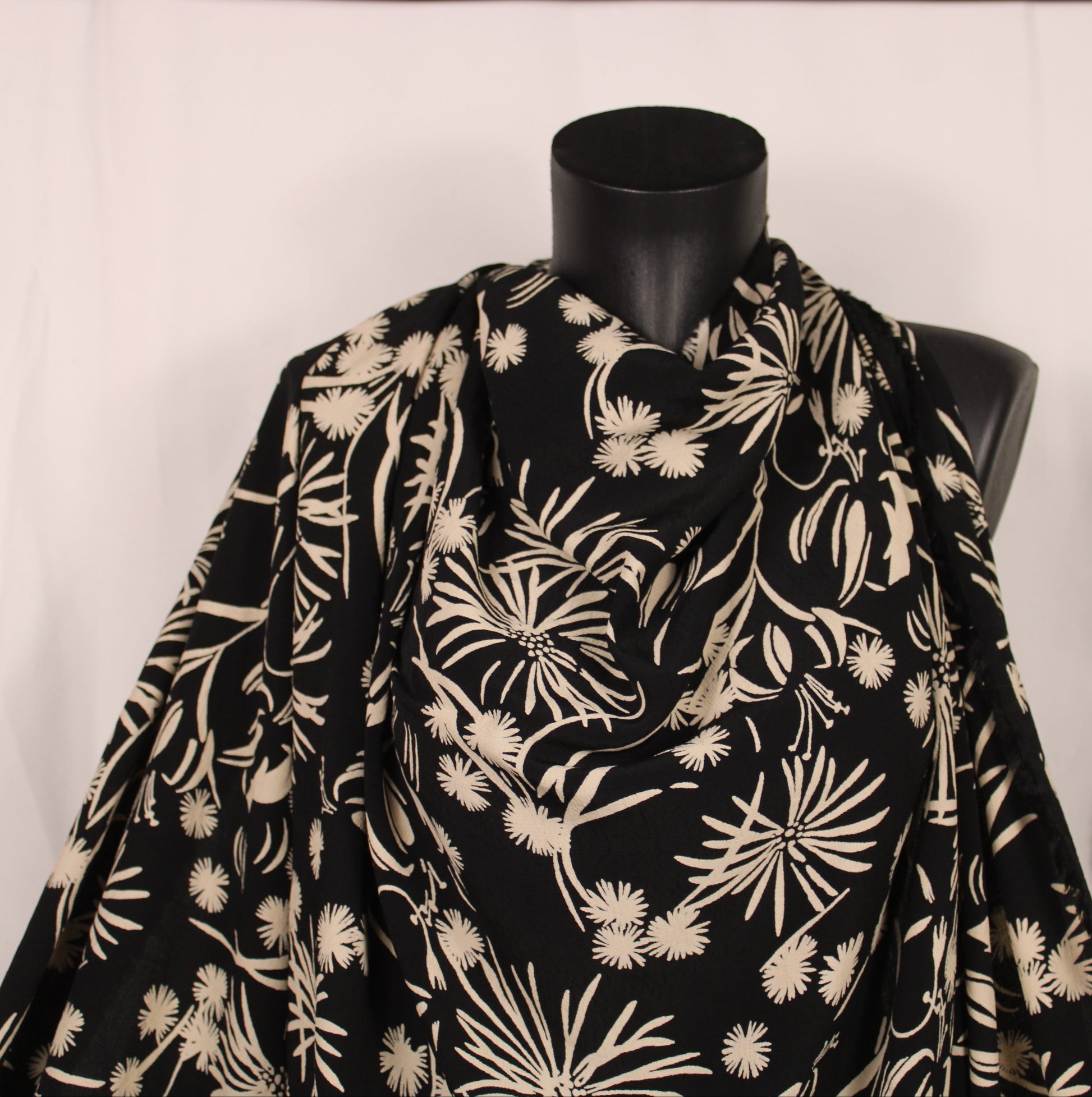Tissu crêpe viscose - imprimé feu d'artifice - beige et noir - photo 4/5 | So Tissus