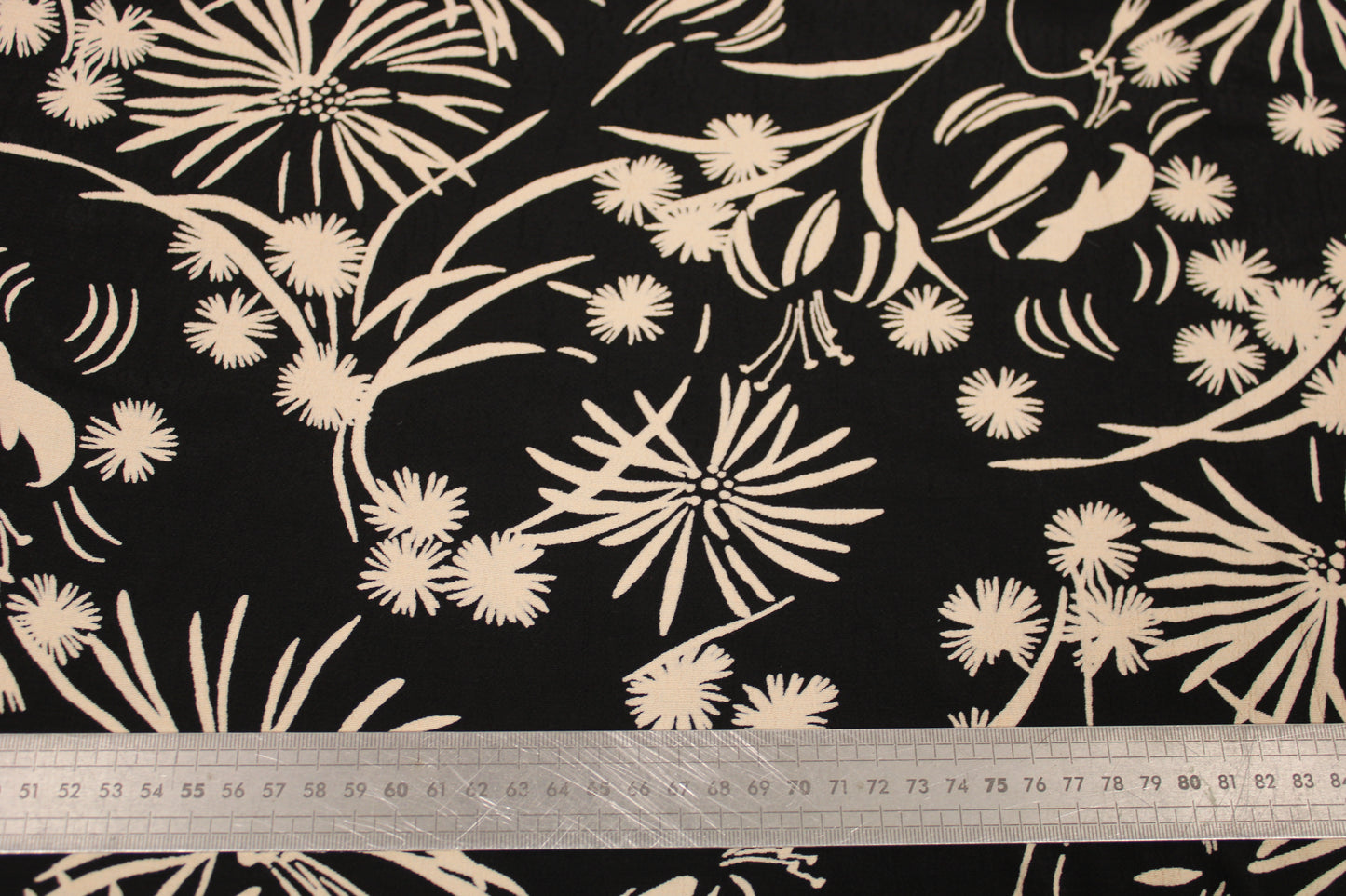 Tissu crêpe viscose - imprimé feu d'artifice - beige et noir - photo 5/5 | So Tissus