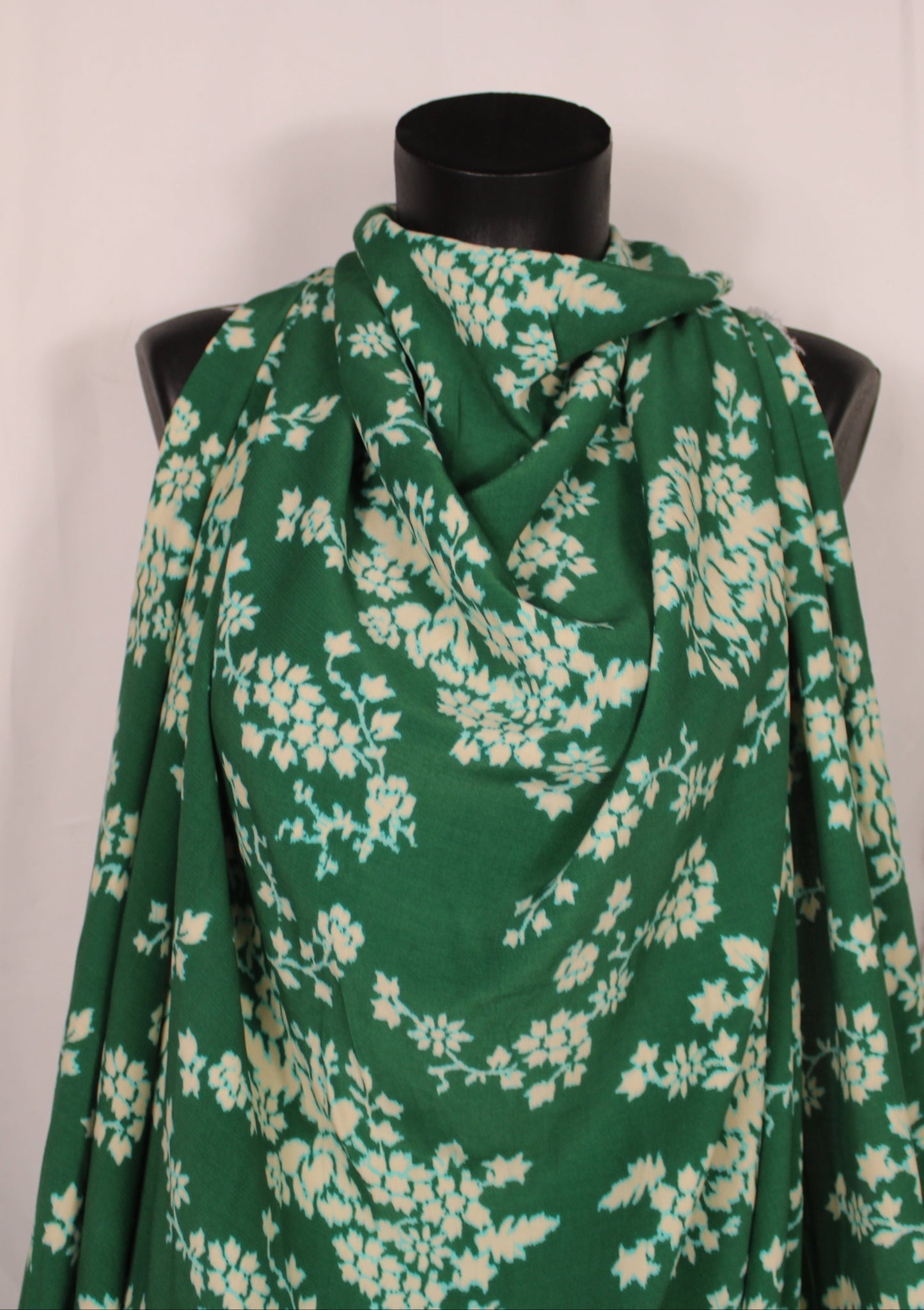 Tissu crêpe viscose - imprimé fleur abstraite - vert et blanc - photo 4/5 | So Tissus