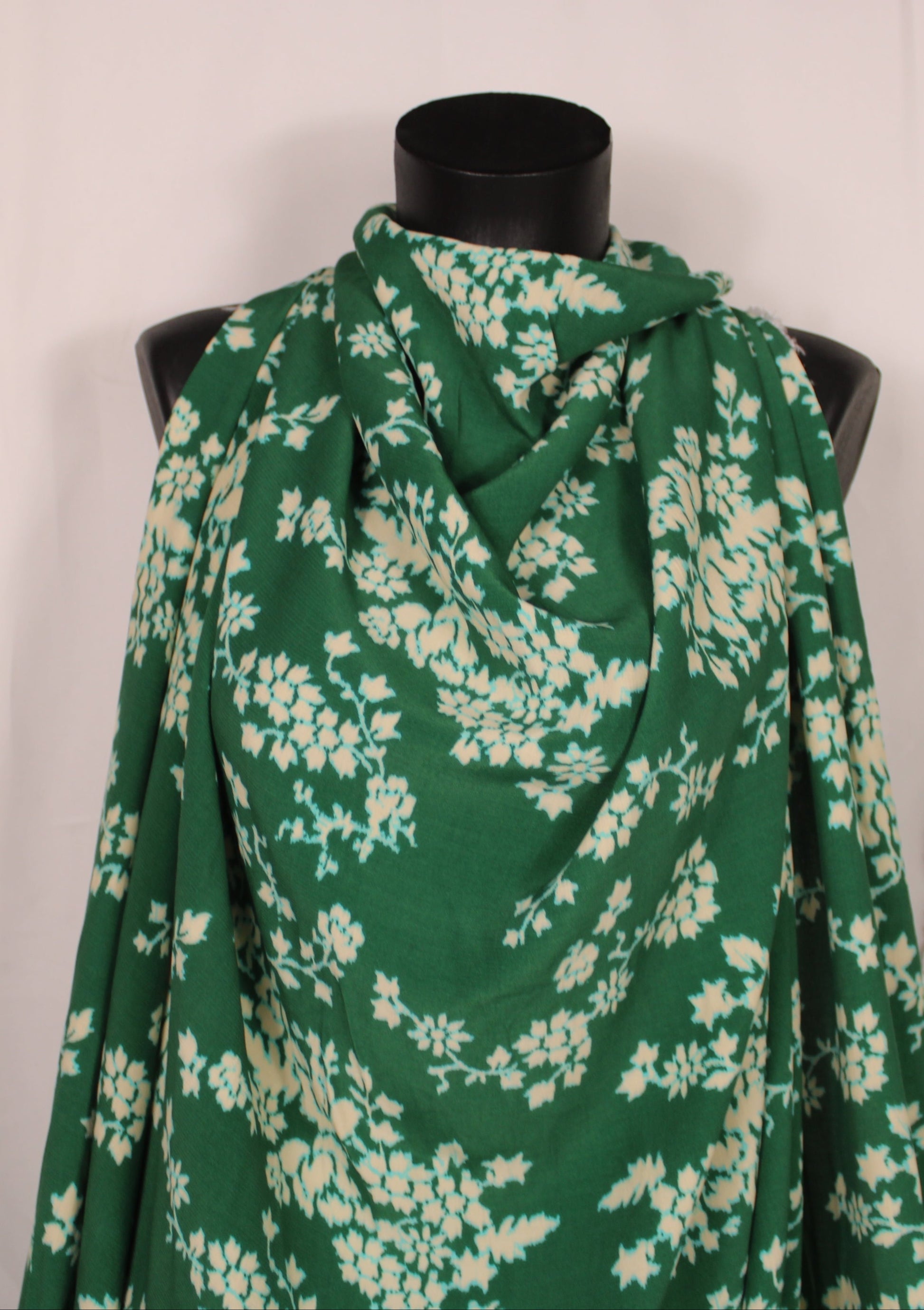 Tissu crêpe viscose - imprimé fleur abstraite - vert et blanc - photo 4/5 | So Tissus