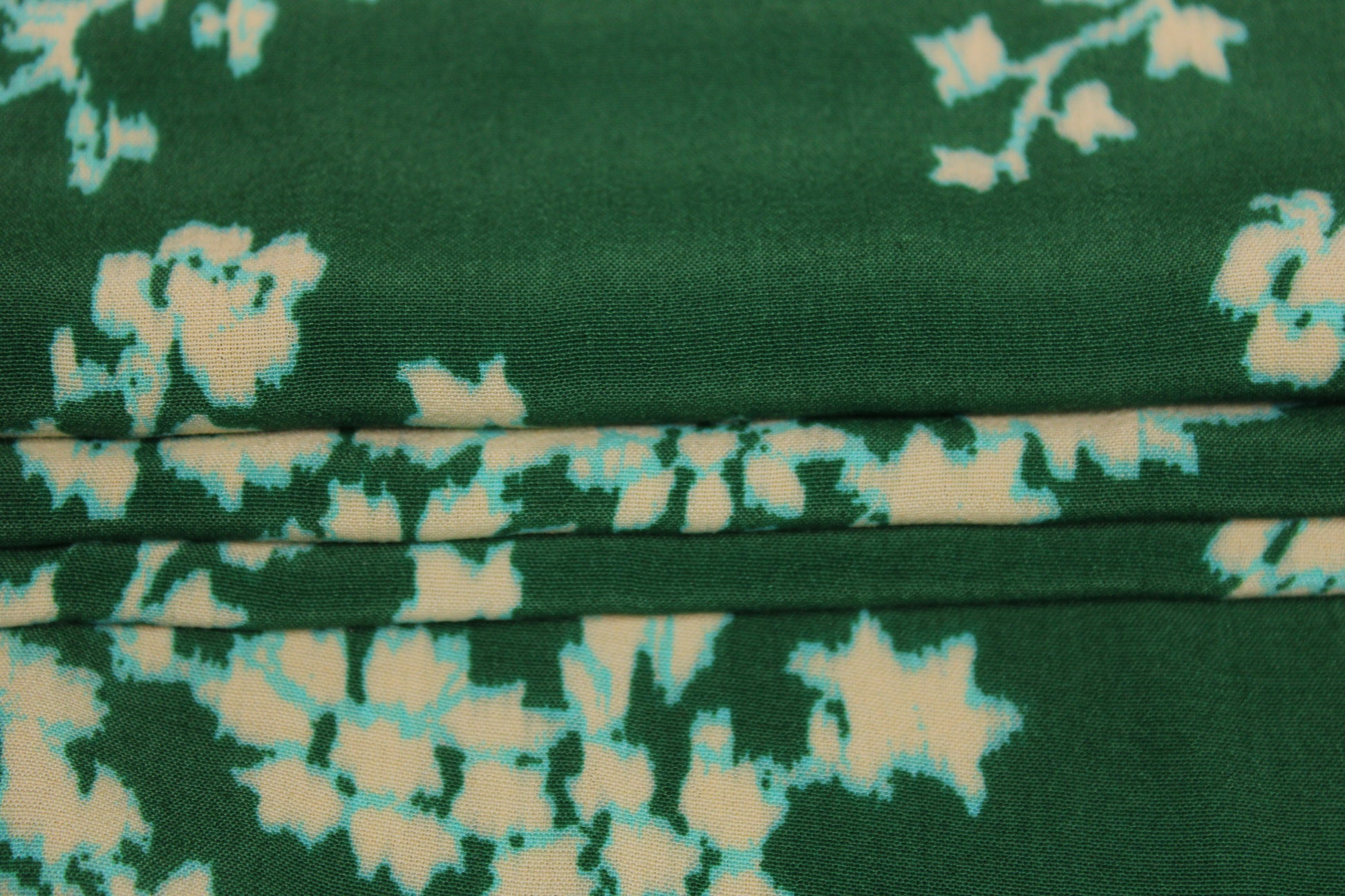 Tissu crêpe viscose - imprimé fleur abstraite - vert et blanc - photo 2/5 | So Tissus
