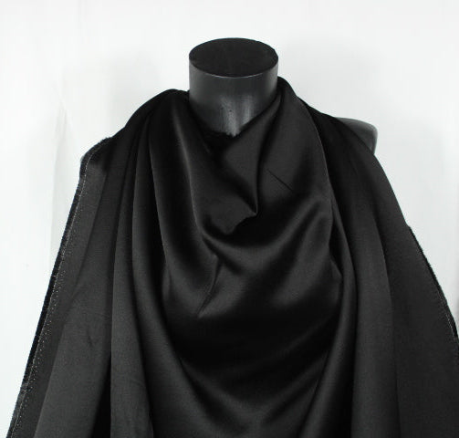 Tissu crêpe envers satin - noir - photo 4/4 | So Tissus