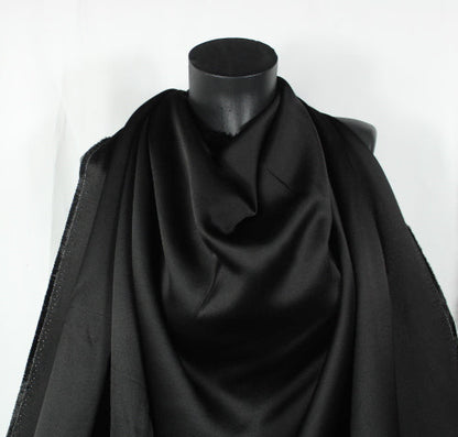 Tissu crêpe envers satin - noir - photo 4/4 | So Tissus