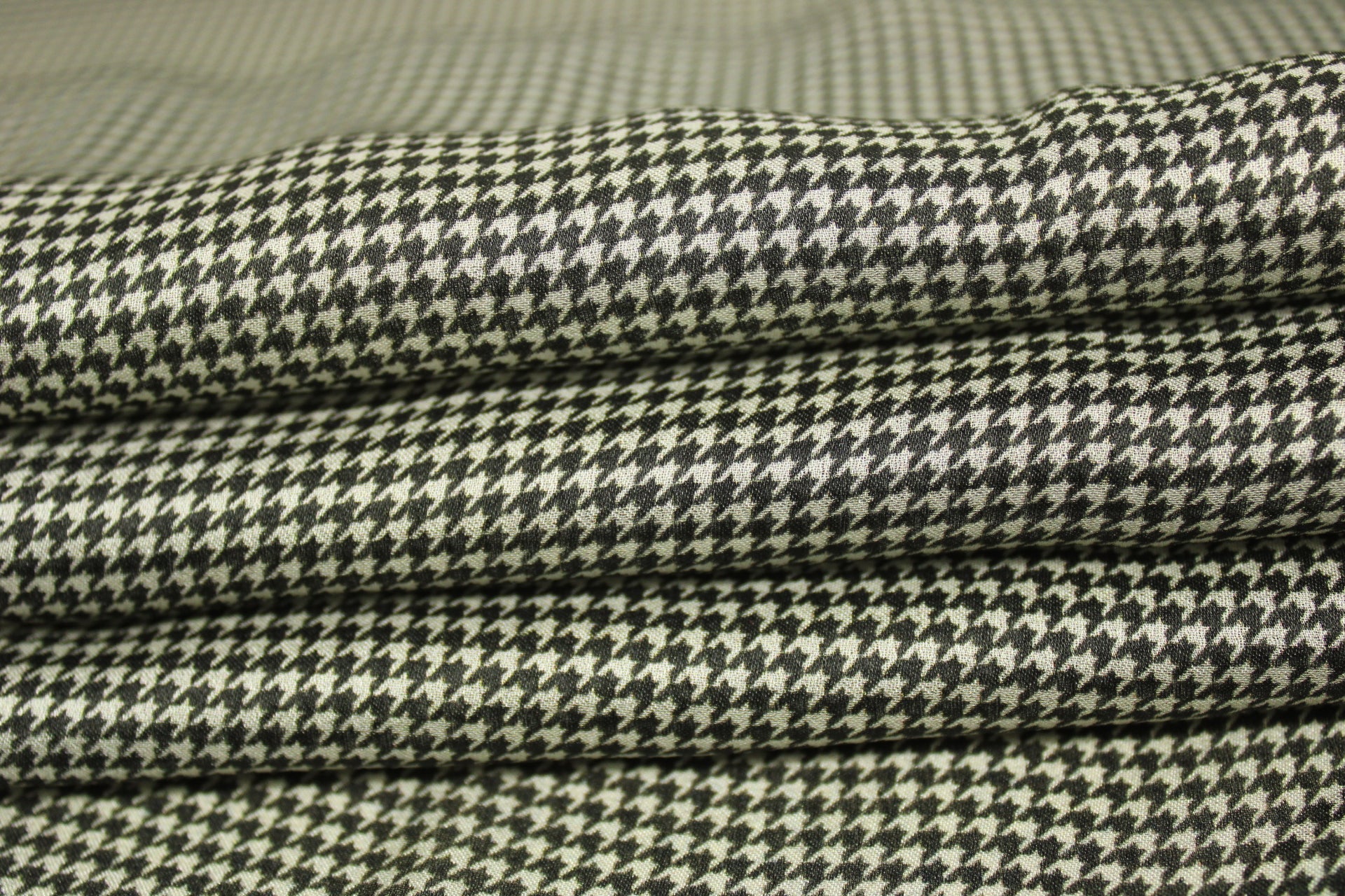 Tissu mousseline de soie- imprimé pied de puce - écru et noir - photo 2/4 | So Tissus