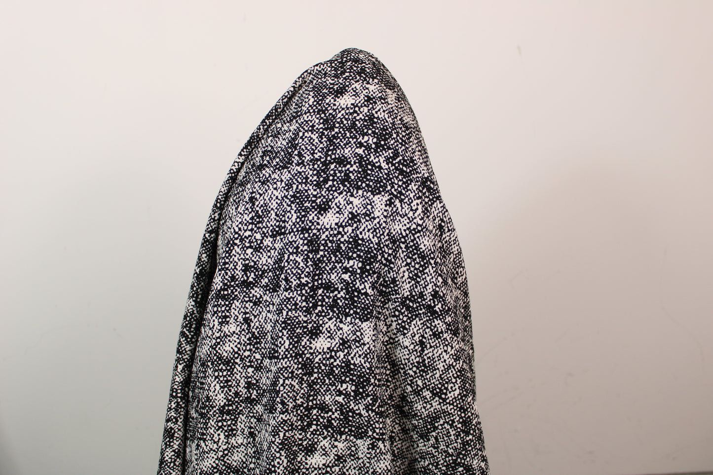 Tissu crêpe texturé - imprimé tacheté - noir et blanc - photo 3/3 | So Tissus