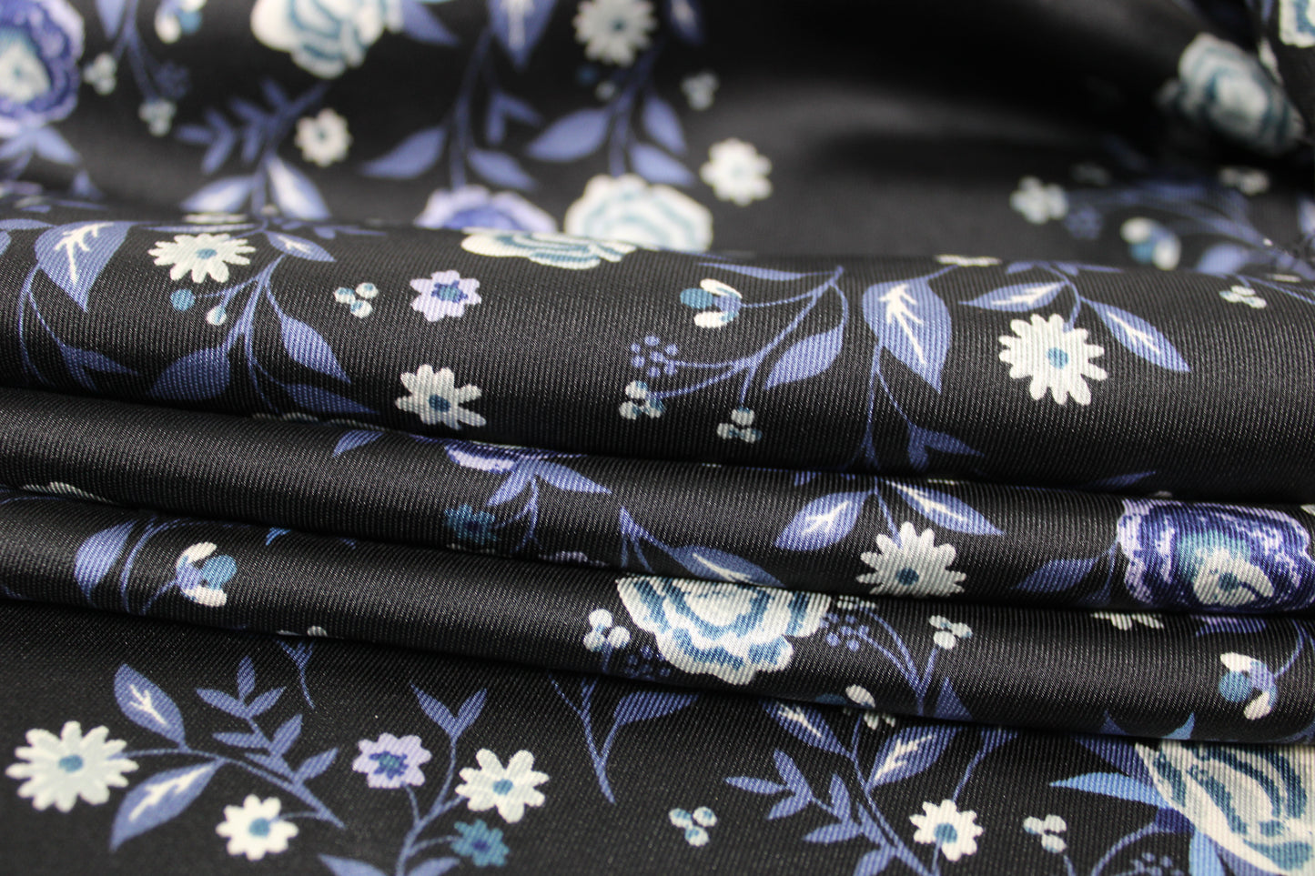 Tissu twill - imprimé fleuri - ton bleu marine - photo 2/5 | So Tissus