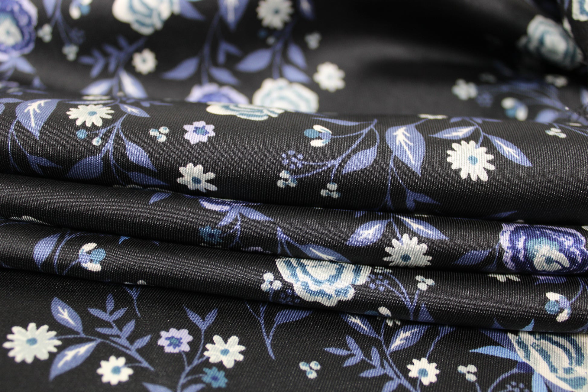 Tissu twill - imprimé fleuri - ton bleu marine - photo 2/5 | So Tissus