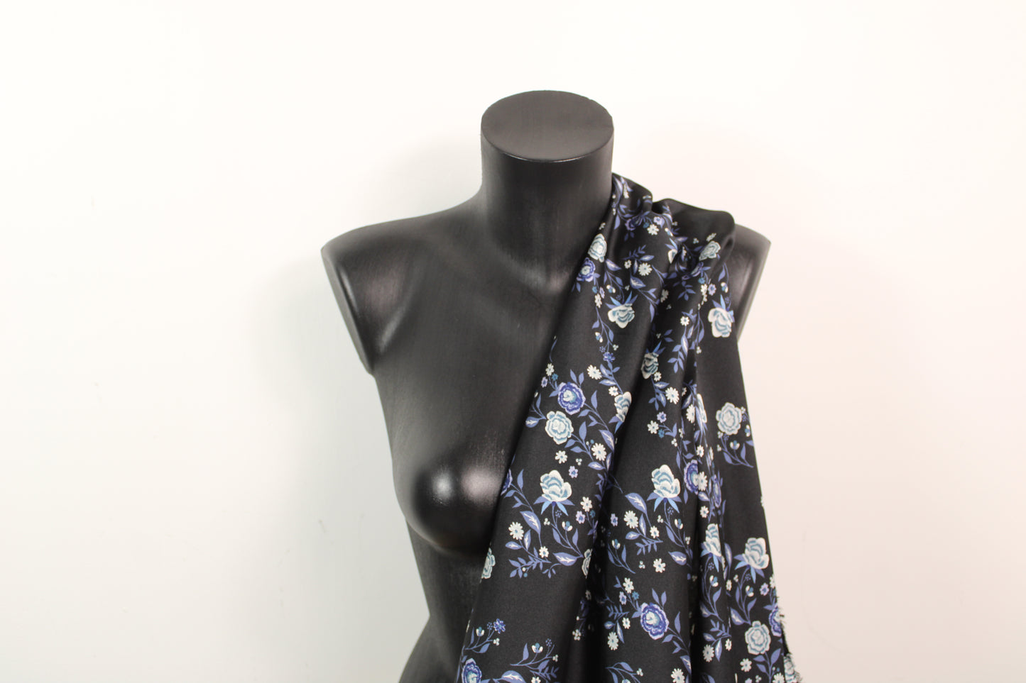Tissu twill - imprimé fleuri - ton bleu marine - photo 3/5 | So Tissus