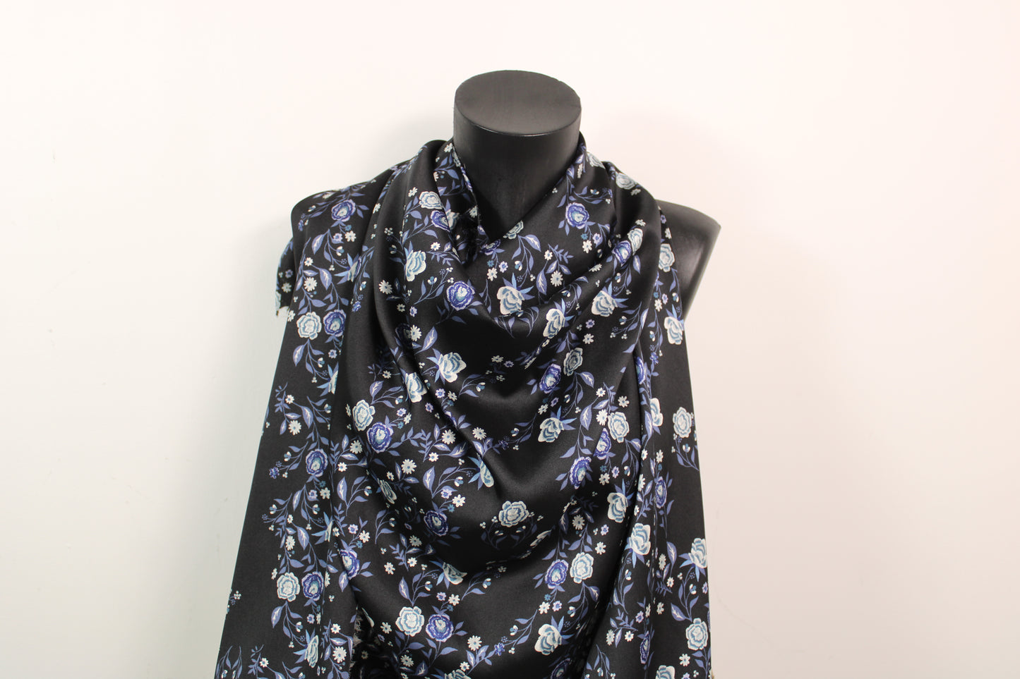 Tissu twill - imprimé fleuri - ton bleu marine - photo 4/5 | So Tissus