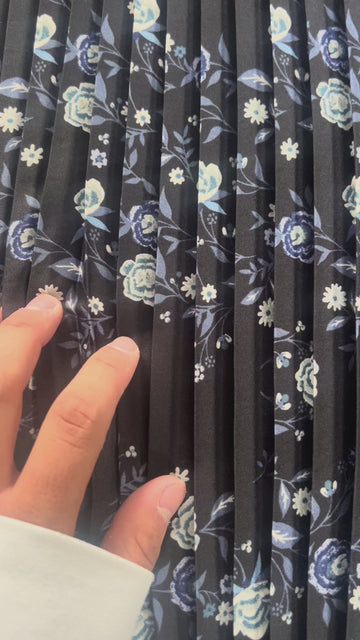 Tissu en PRE-COMMANDE - twill plissé plat  - imprimé fleuri - ton bleu marine et blanc