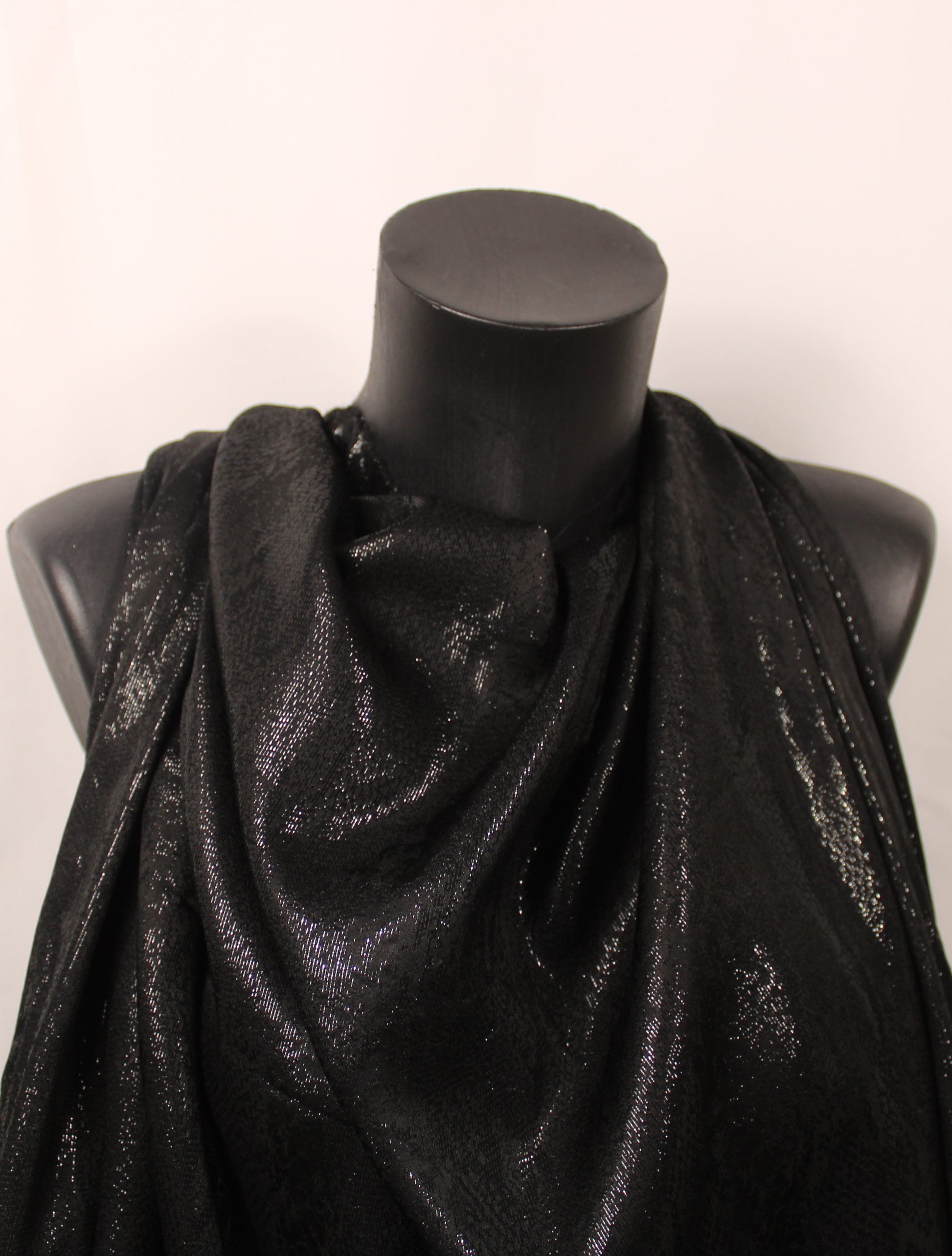 Tissu mousseline de soie et lurex - motif reptile - noir brillant - photo 4/4 | So Tissus