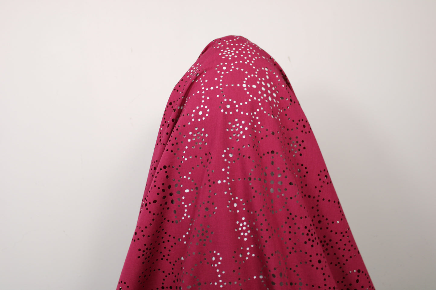 Tissu broderie anglaise au laser - framboise - photo 3/5 | So Tissus